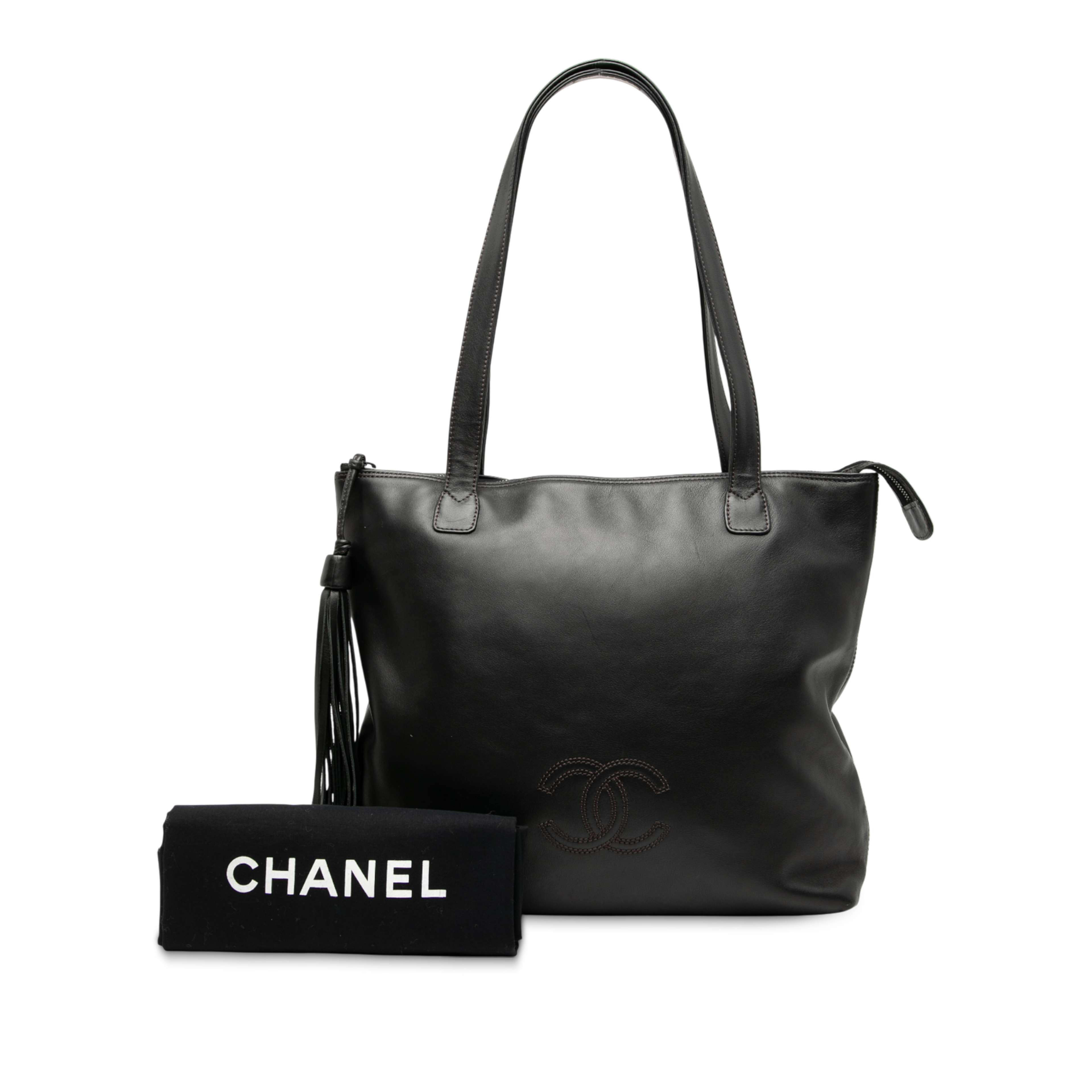 Chanel Cc Lambskin Tassel Tote, från Luxclusif, i färgen svart. Klicka för att öppna bilden i stort format