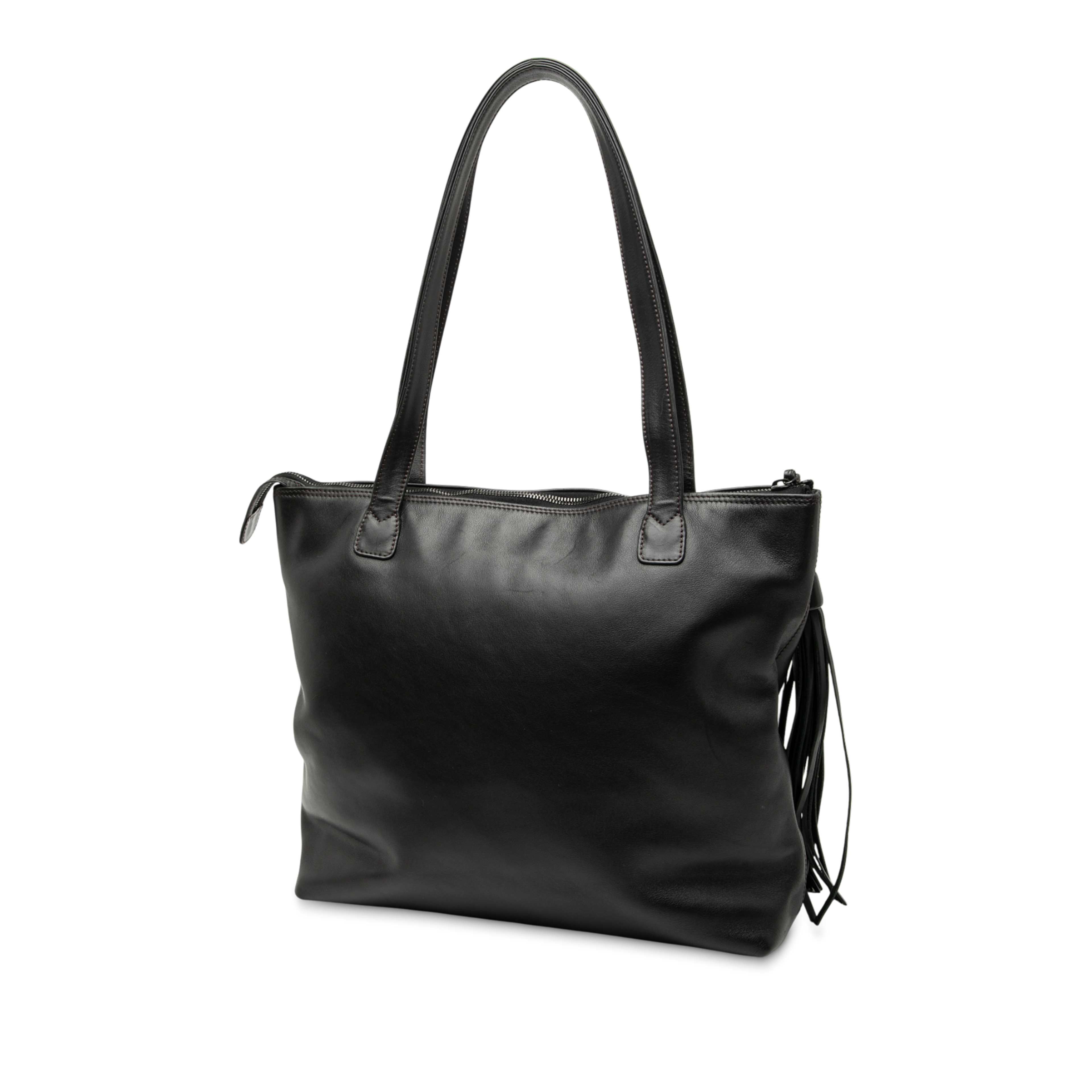 Chanel Cc Lambskin Tassel Tote, från Luxclusif, i färgen svart. Klicka för att öppna bilden i stort format