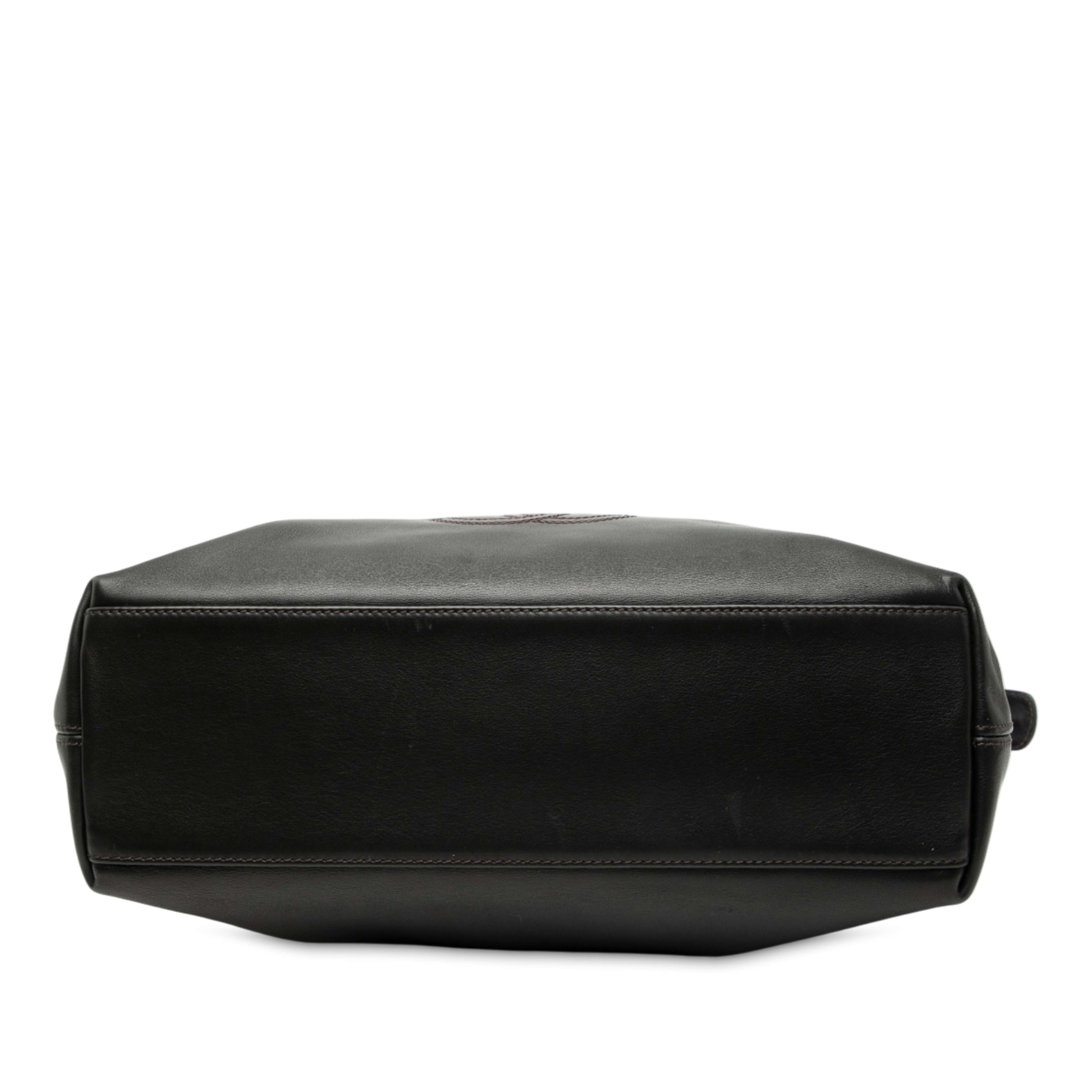 Chanel Cc Lambskin Tassel Tote, från Luxclusif, i färgen svart. Klicka för att öppna bilden i stort format