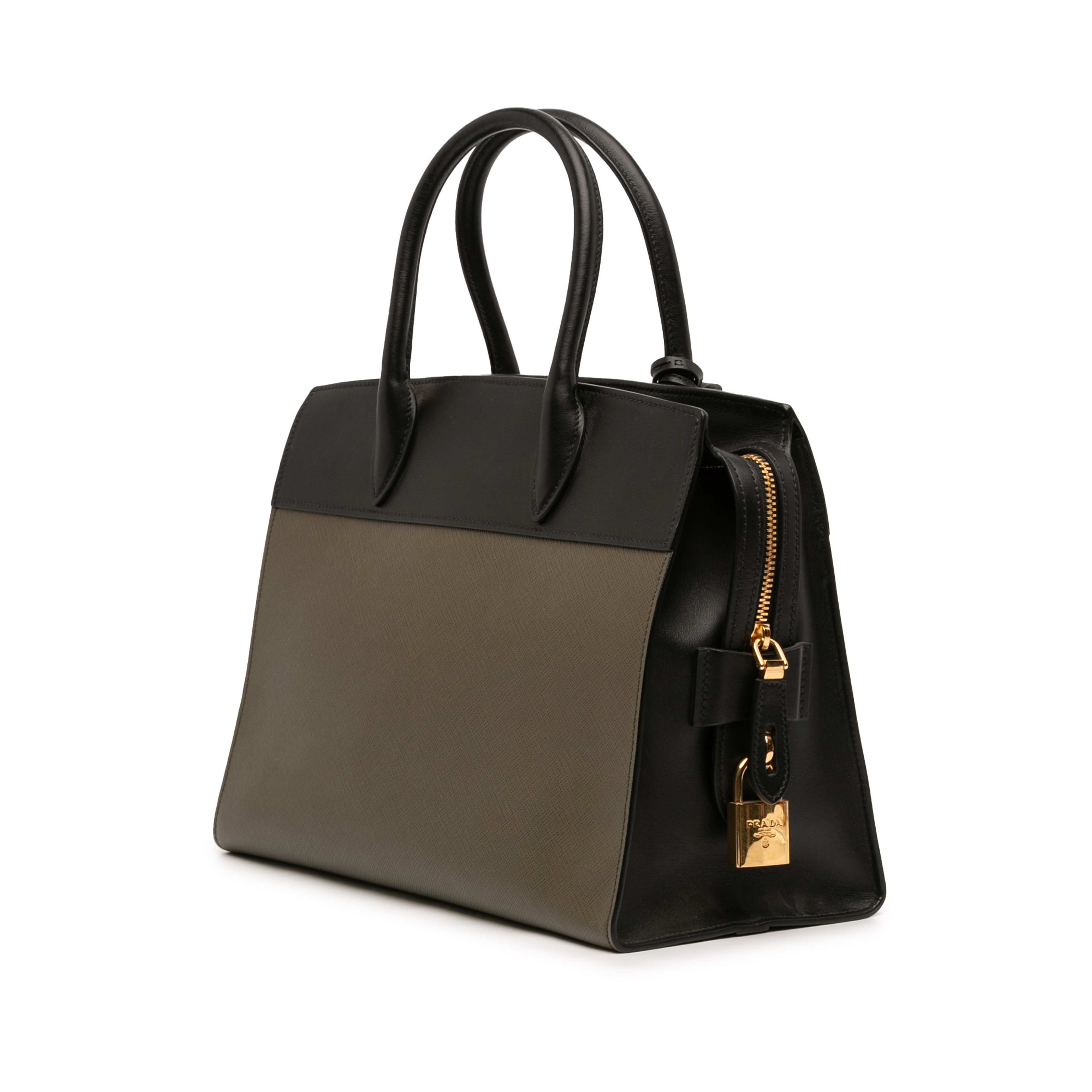 Prada Saffiano And City Calf Esplanade Satchel, från Luxclusif, i färgen olive green. Klicka för att öppna bilden i stort format