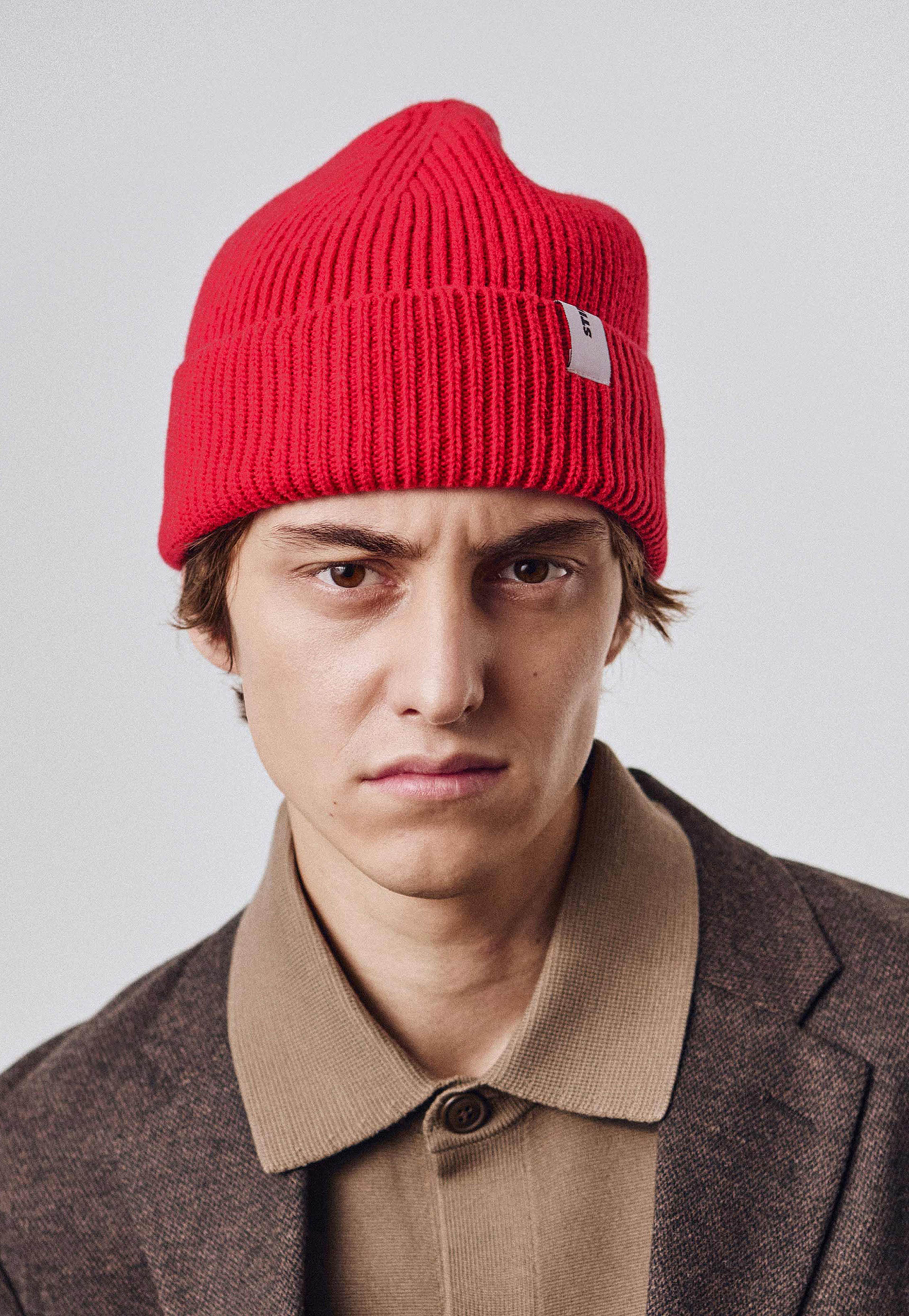 Beanie 02 Merino Regular Fit, från Stiksen, i färgen red. Klicka för att öppna bilden i stort format