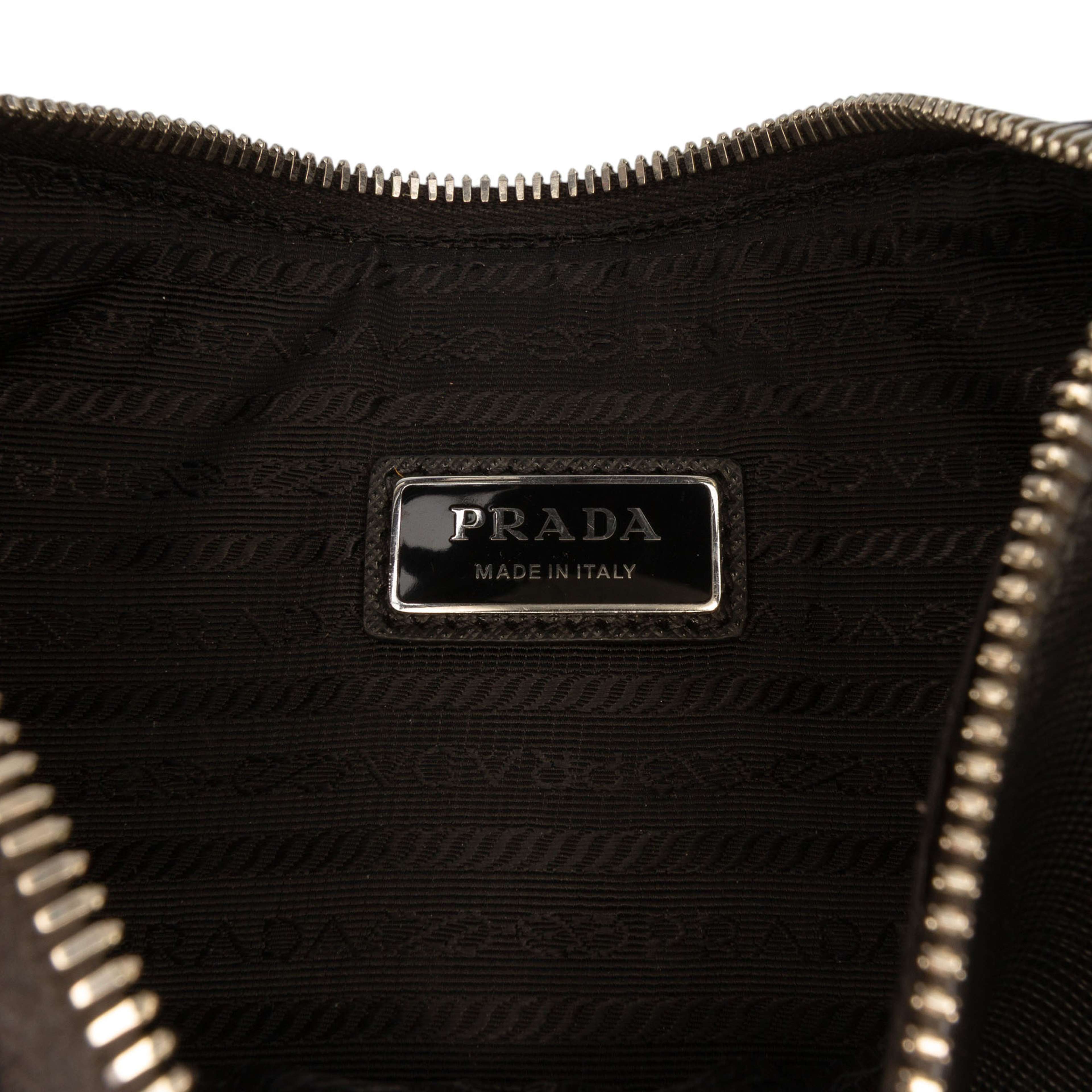 Prada Saffiano Crossbody, från Luxclusif, i färgen black. Klicka för att öppna bilden i stort format
