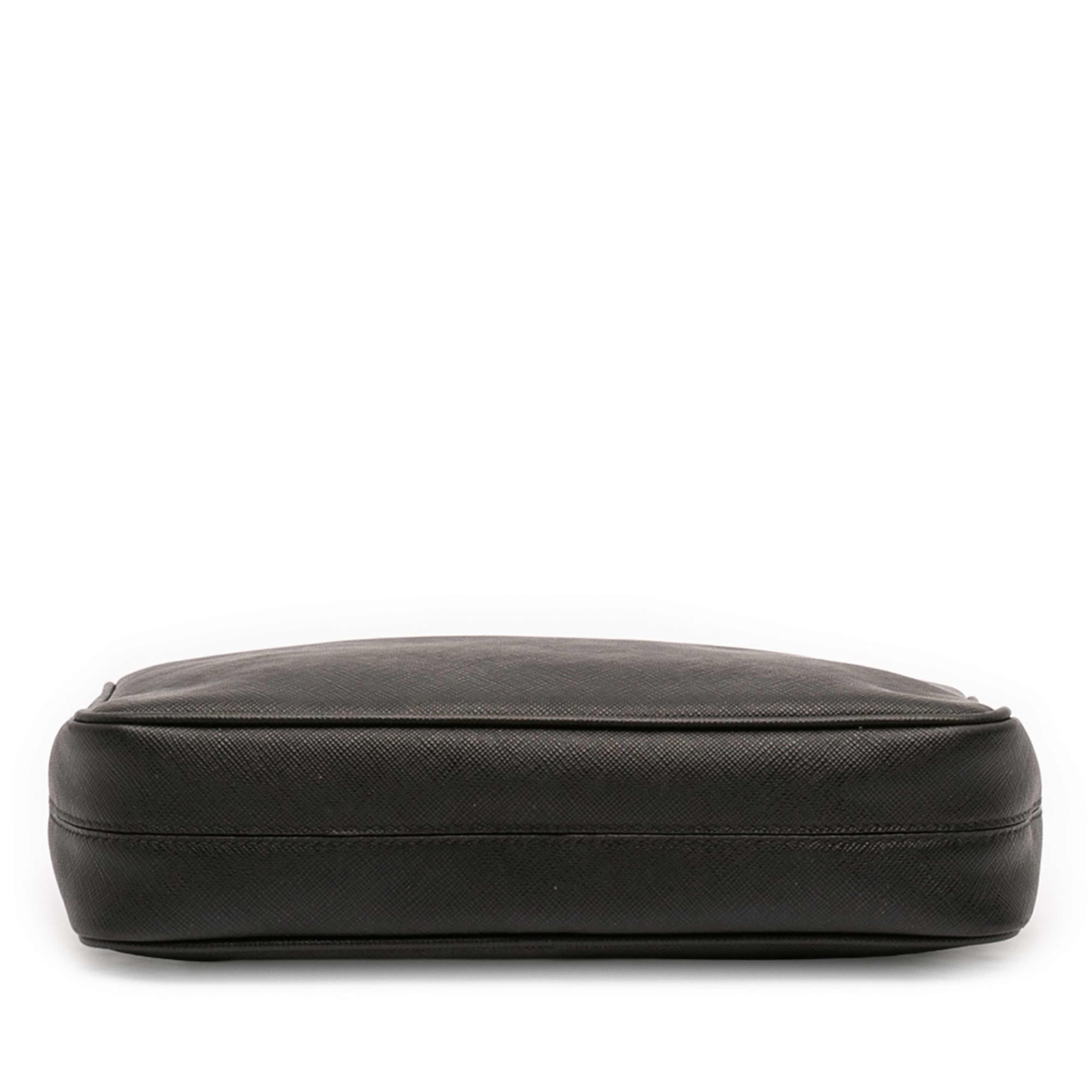 Prada Saffiano Crossbody, från Luxclusif, i färgen svart. Klicka för att öppna bilden i stort format