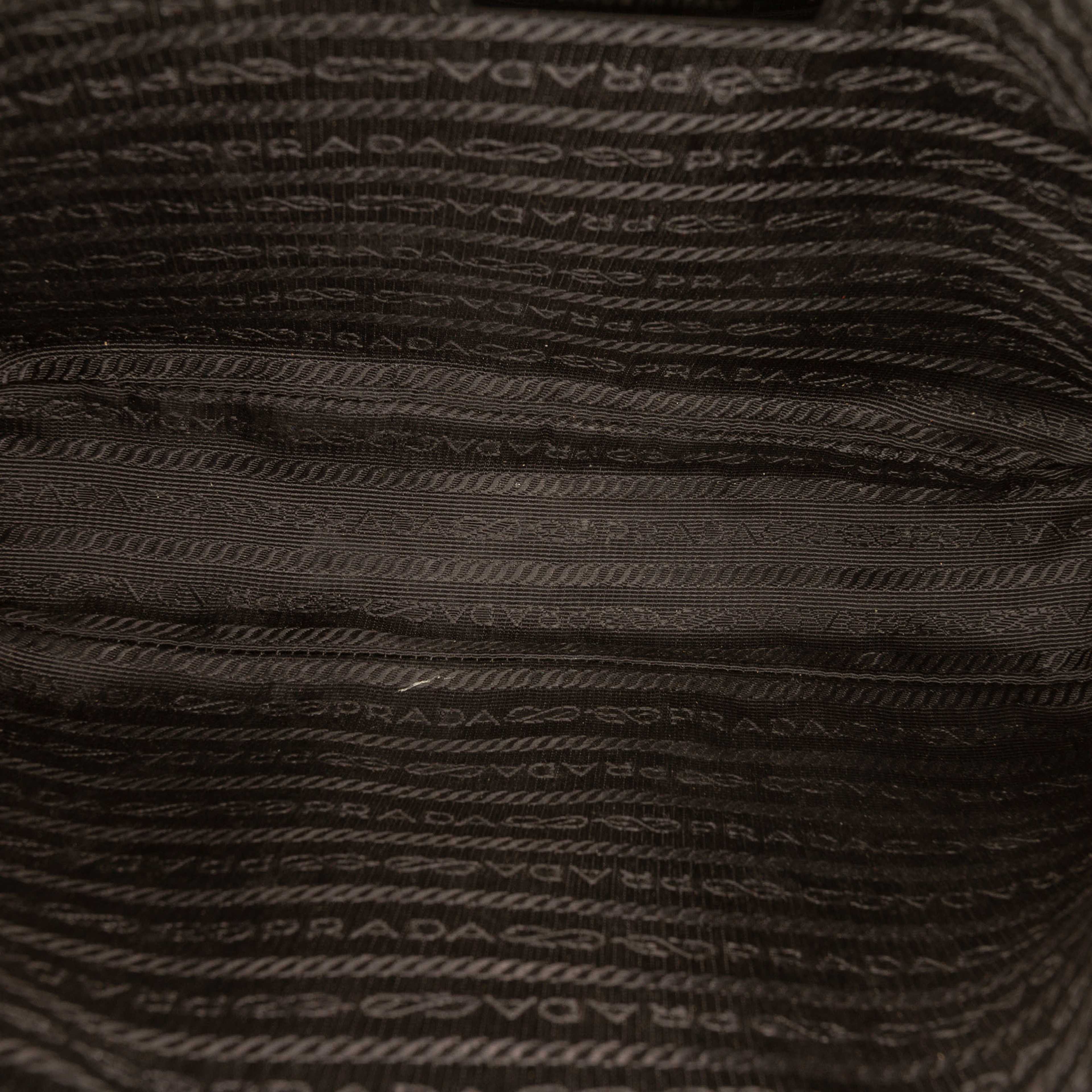 Prada Saffiano Crossbody, från Luxclusif, i färgen black. Klicka för att öppna bilden i stort format