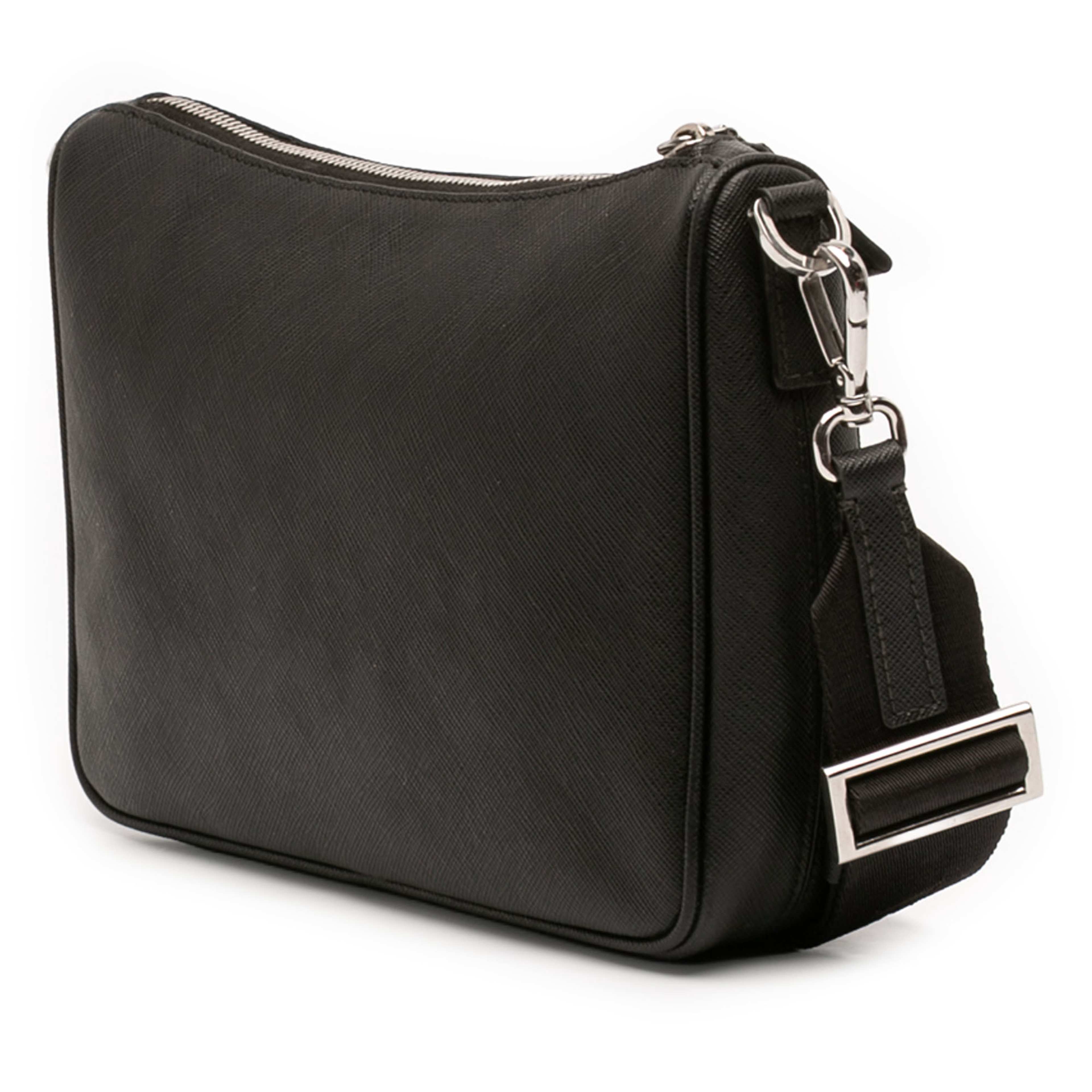 Prada Saffiano Crossbody, från Luxclusif, i färgen svart. Klicka för att öppna bilden i stort format