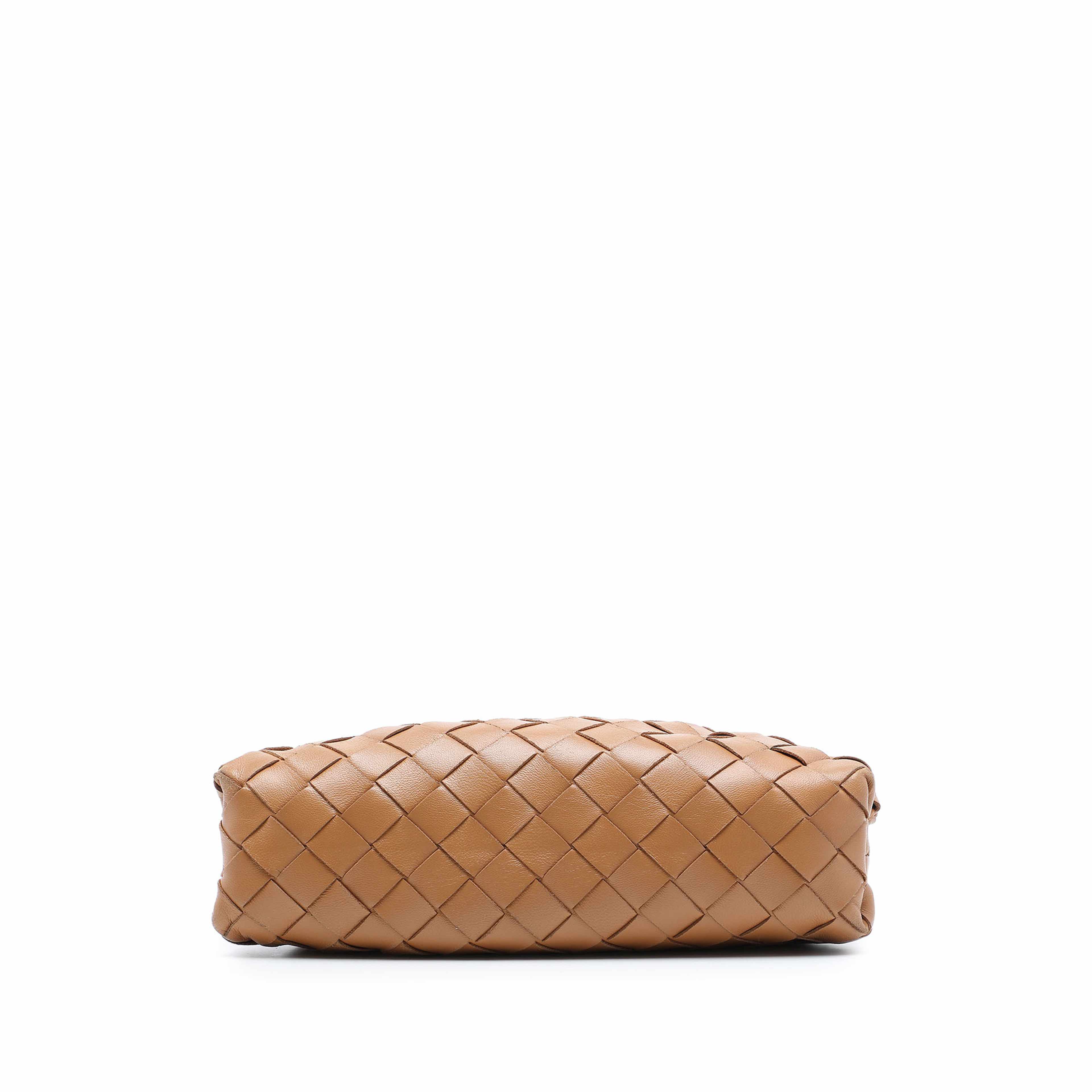 Bottega Veneta Nappa Intrecciato The Mini Pouch Crossbody, från Luxclusif, i färgen brun. Klicka för att öppna bilden i stort format