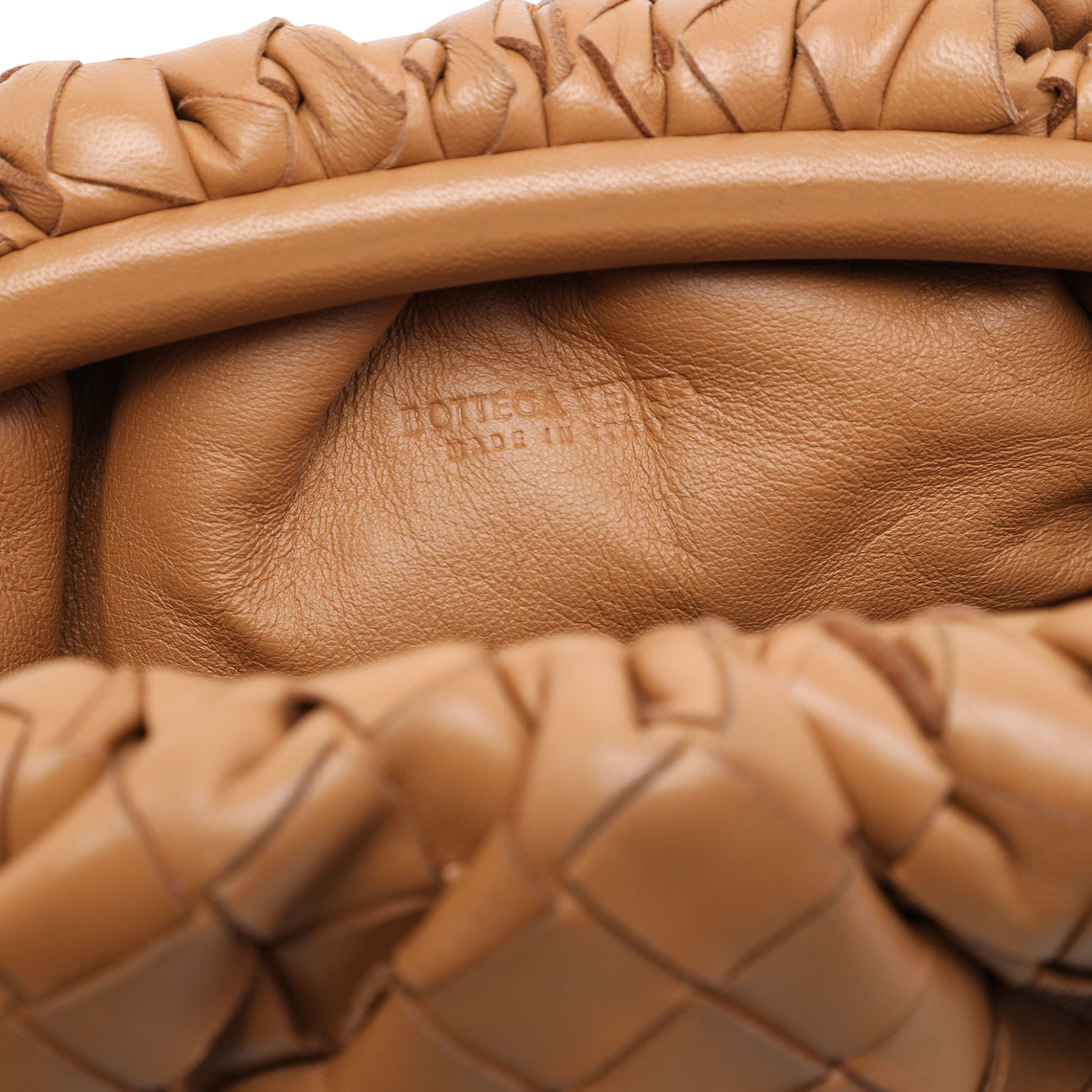 Bottega Veneta Nappa Intrecciato The Mini Pouch Crossbody, från Luxclusif, i färgen brun. Klicka för att öppna bilden i stort format