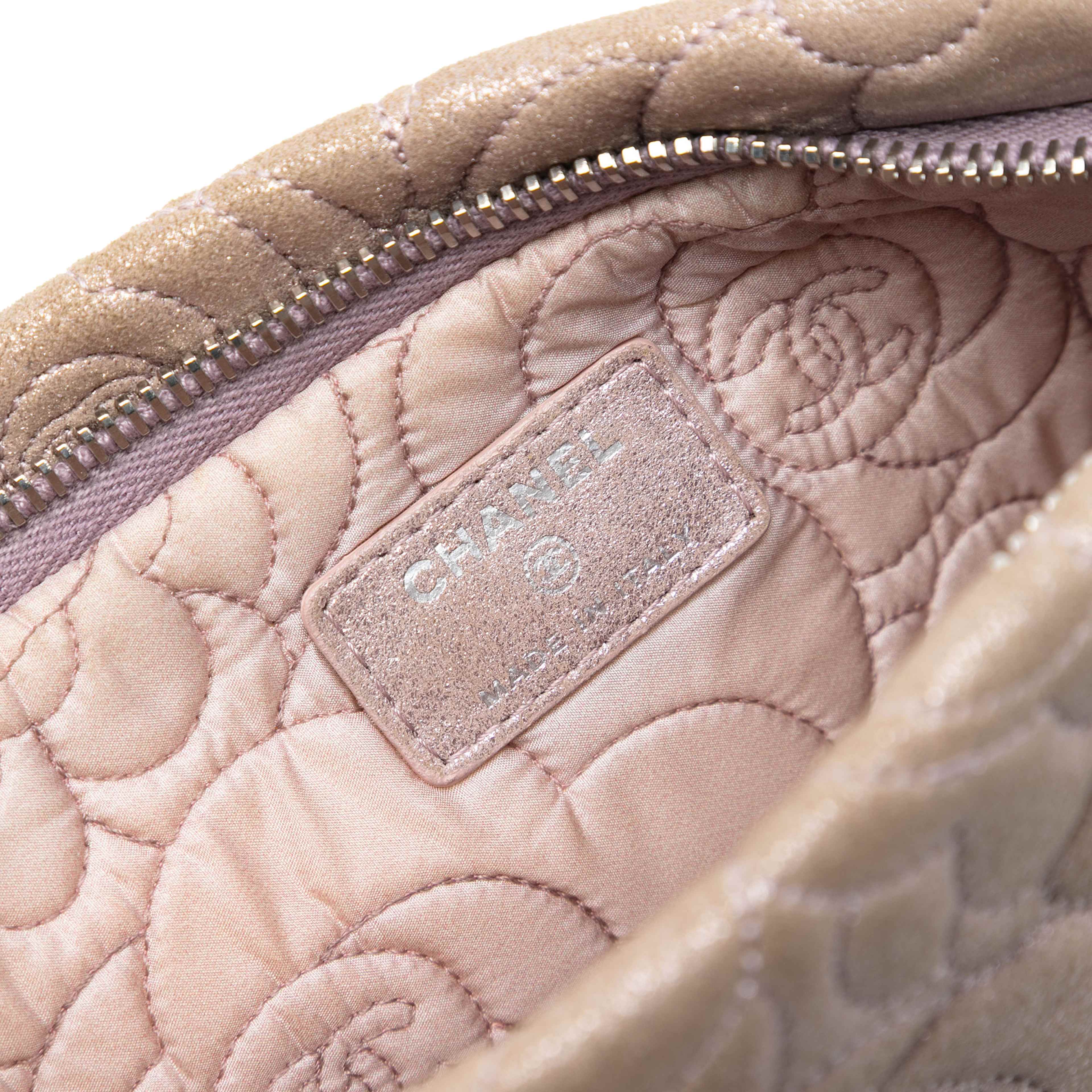 Chanel Embossed Metallic Lambskin Camellia Chain Pochette, från Luxclusif, i färgen light pink. Klicka för att öppna bilden i stort format