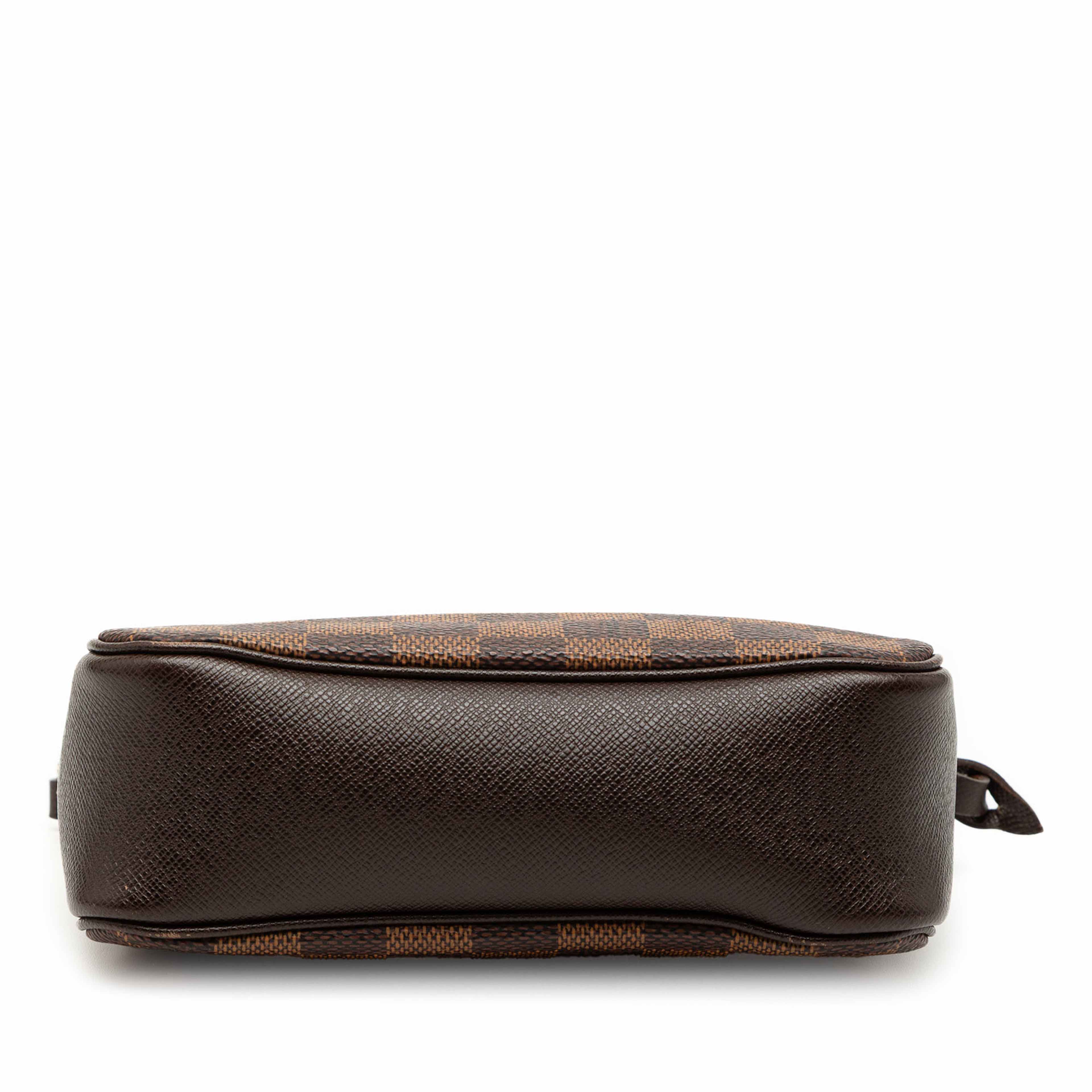 Louis Vuitton Damier Ebene Trousse Pochette, från Luxclusif, i färgen brown. Klicka för att öppna bilden i stort format