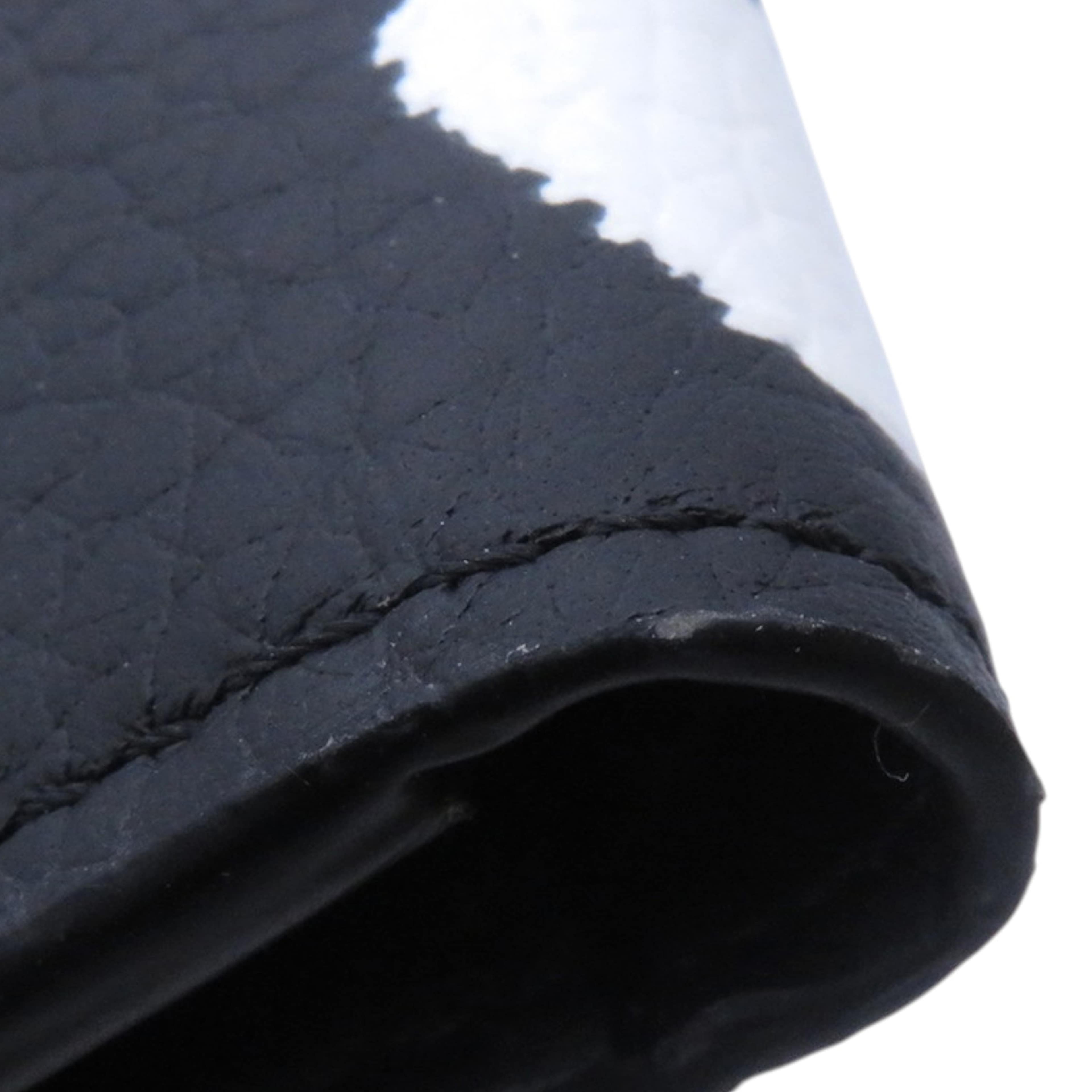 Louis Vuitton Yayoi Kusama Taurillon Capucines Compact Wallet, från Luxclusif, i färgen svart. Klicka för att öppna bilden i stort format