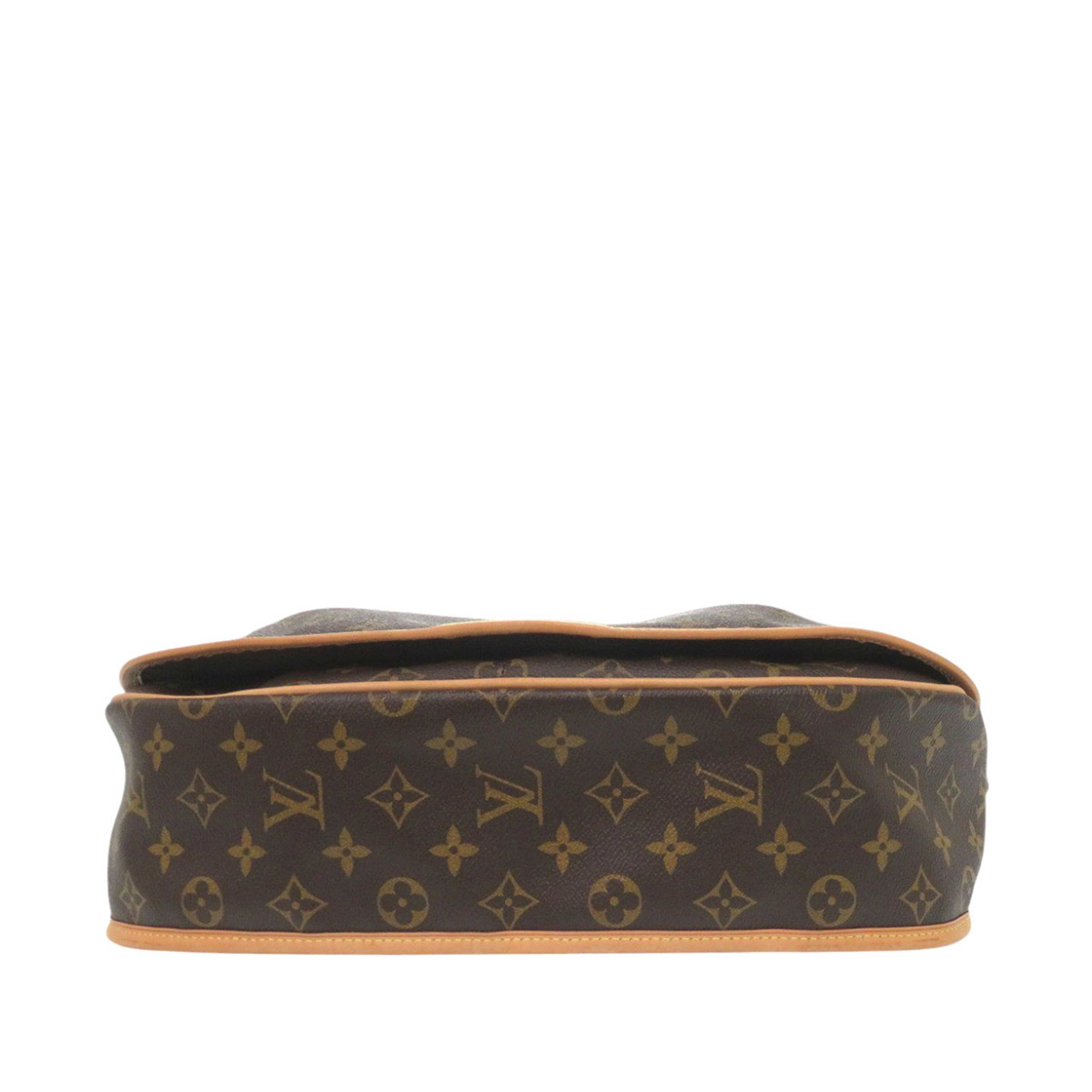 Louis Vuitton Monogram Menilmontant Mm, från Luxclusif, i färgen brun. Klicka för att öppna bilden i stort format