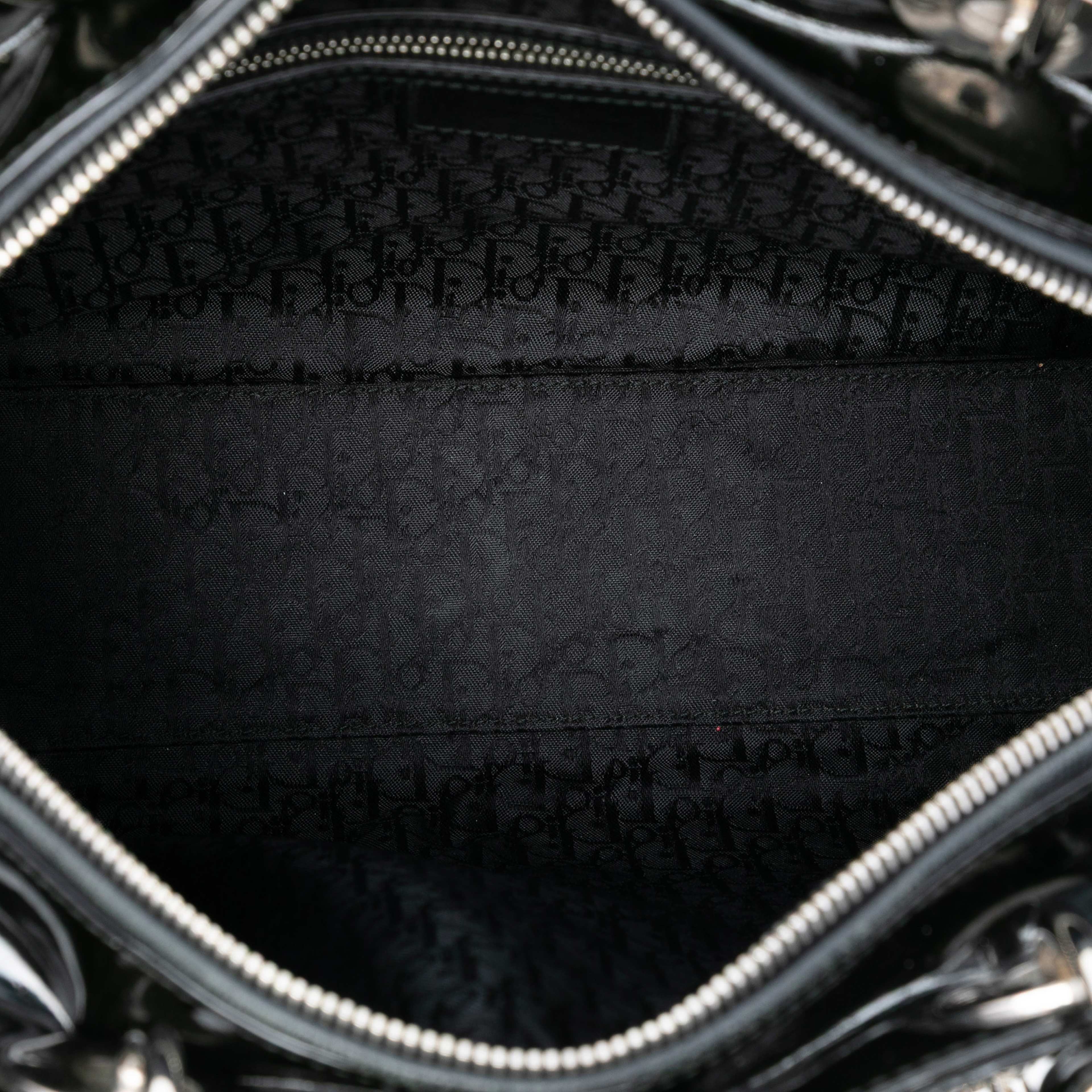 Dior Large Patent Cannage Lady Dior, från Luxclusif, i färgen black. Klicka för att öppna bilden i stort format