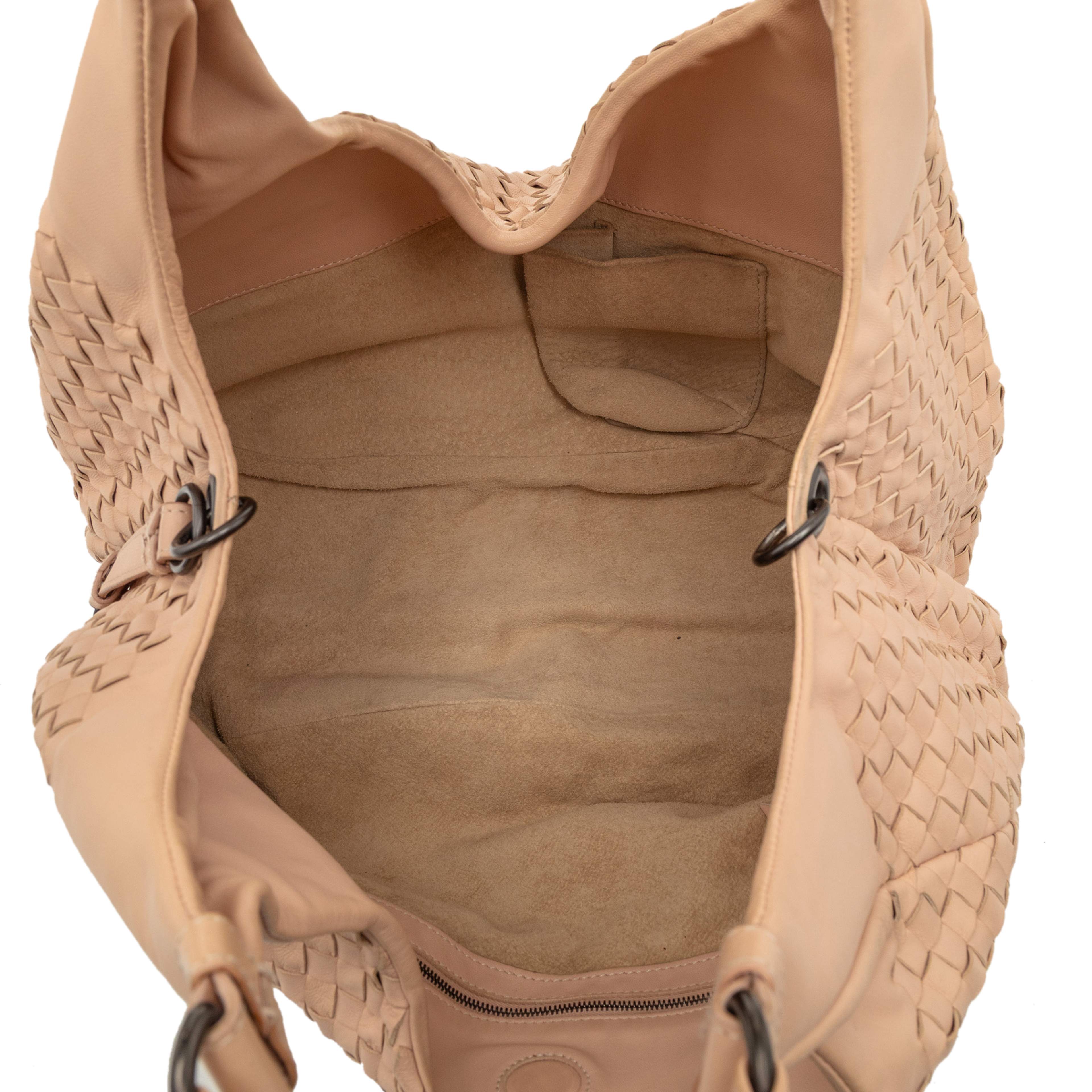 Bottega Veneta Medium Nappa Intrecciato Campana Hobo, från Luxclusif, i färgen beige. Klicka för att öppna bilden i stort format