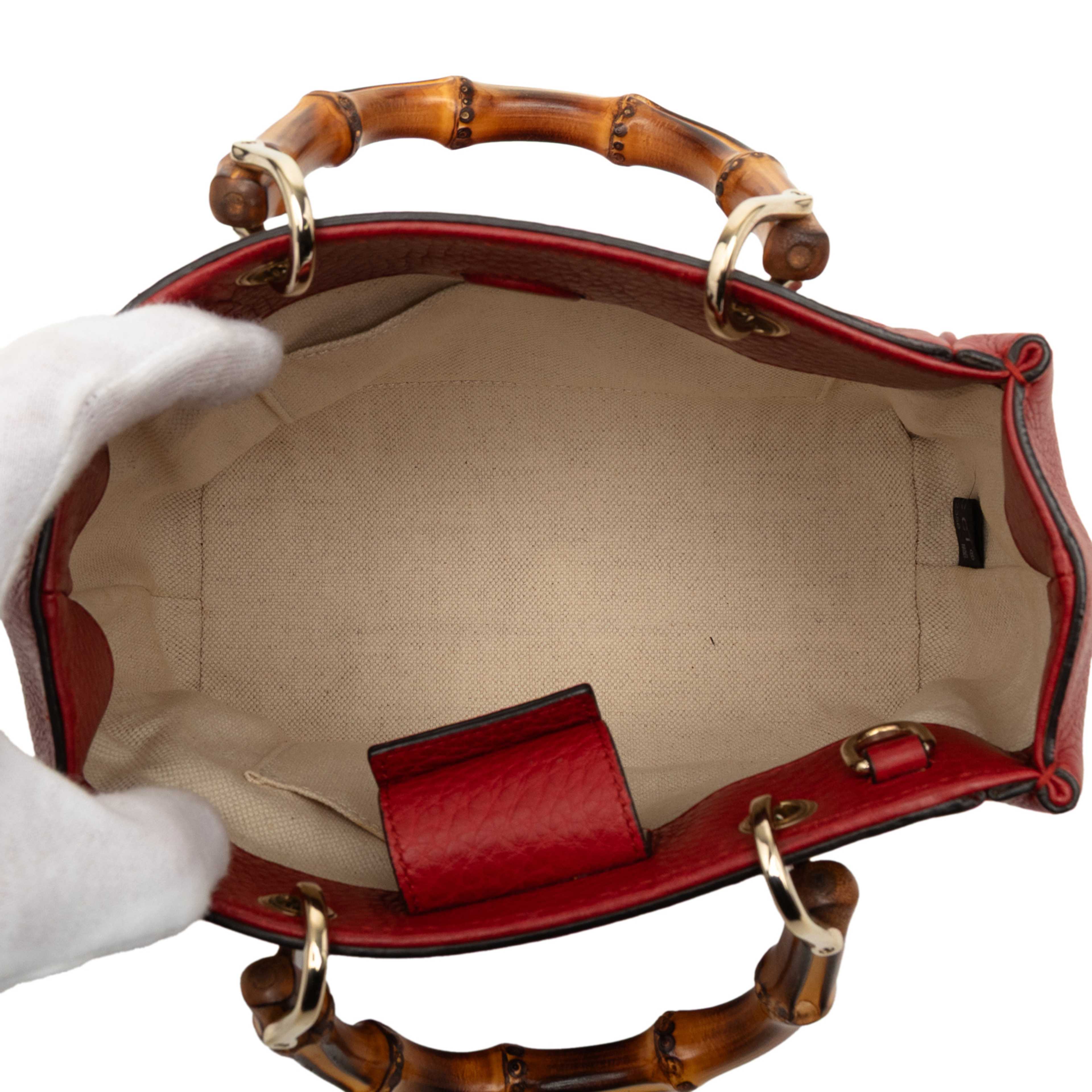 Gucci Mini Calfskin Bamboo Shopper Satchel, från Luxclusif, i färgen red. Klicka för att öppna bilden i stort format