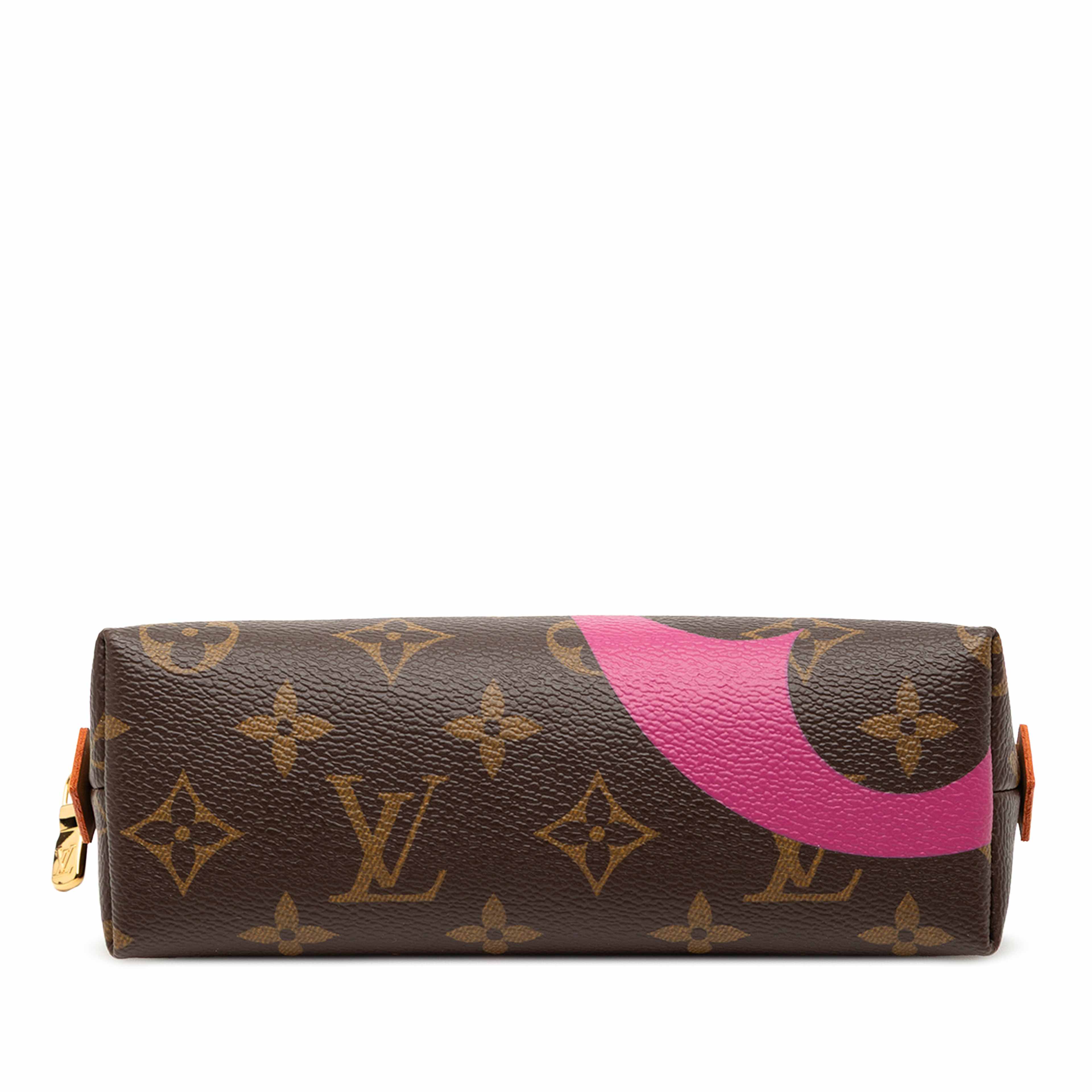 Louis Vuitton Monogram Game On Cosmetic Pouch, från Luxclusif, i färgen brown. Klicka för att öppna bilden i stort format