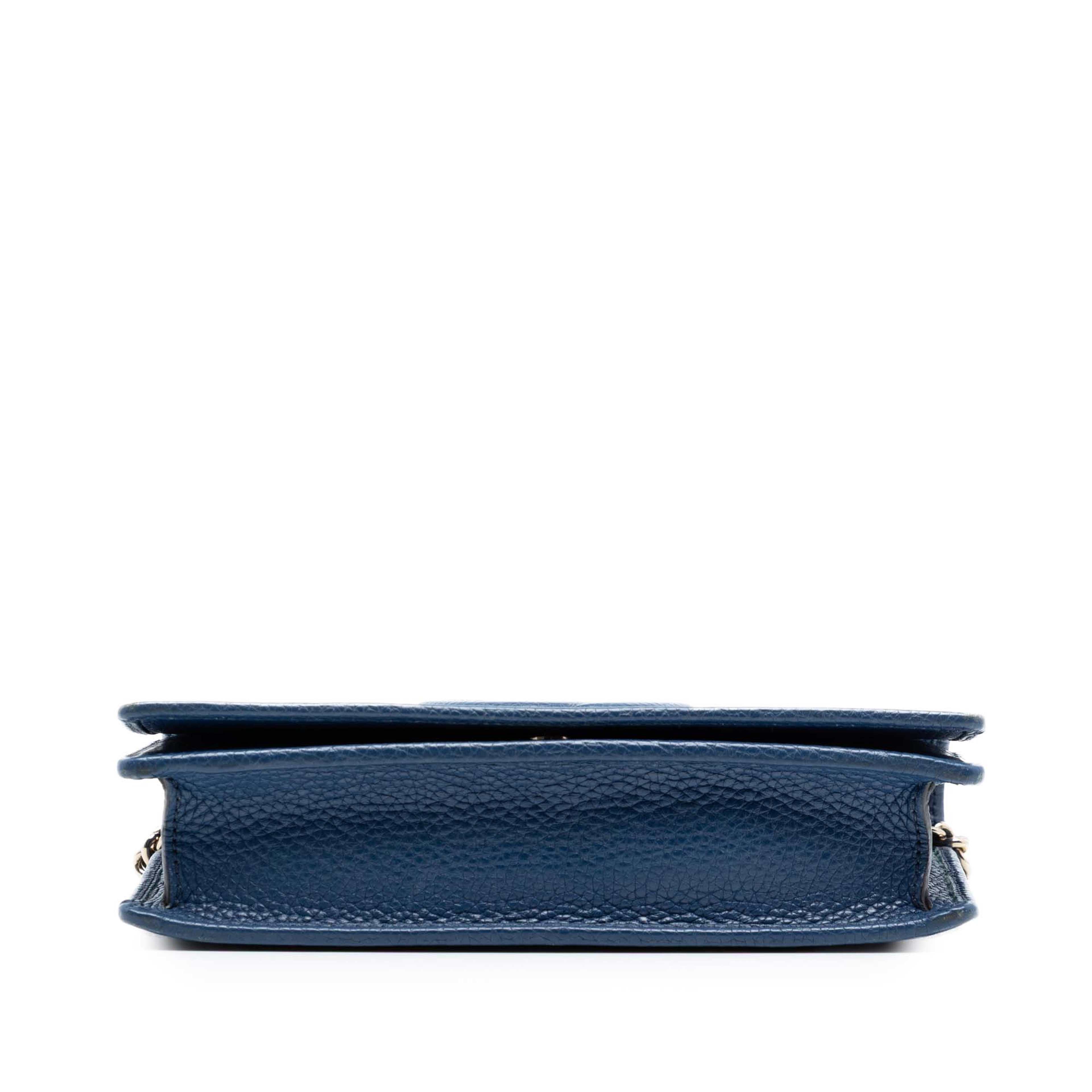 Gucci Pebbled Calfskin Soho Wallet On Chain, från Luxclusif, i färgen blue. Klicka för att öppna bilden i stort format