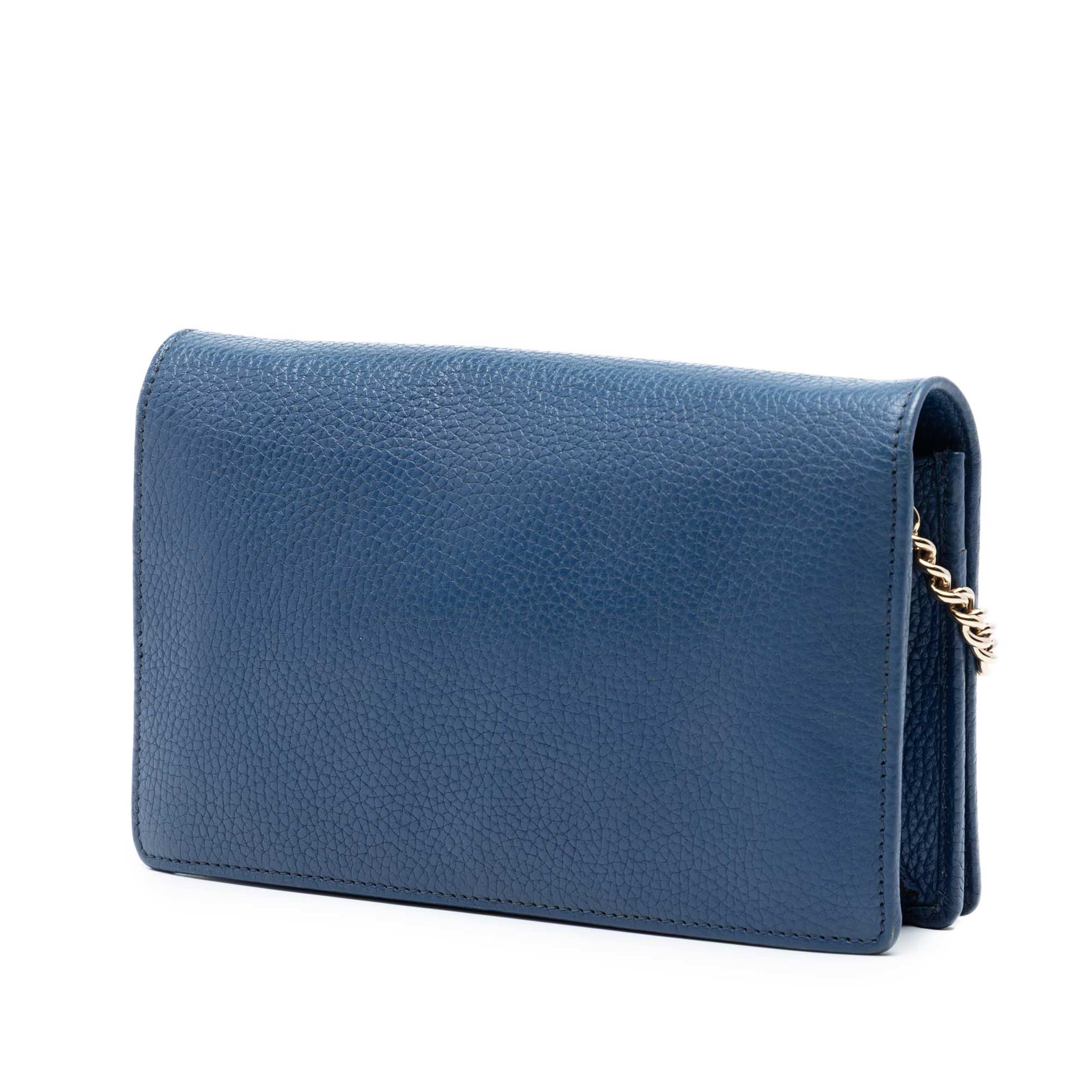 Gucci Pebbled Calfskin Soho Wallet On Chain, från Luxclusif, i färgen blue. Klicka för att öppna bilden i stort format