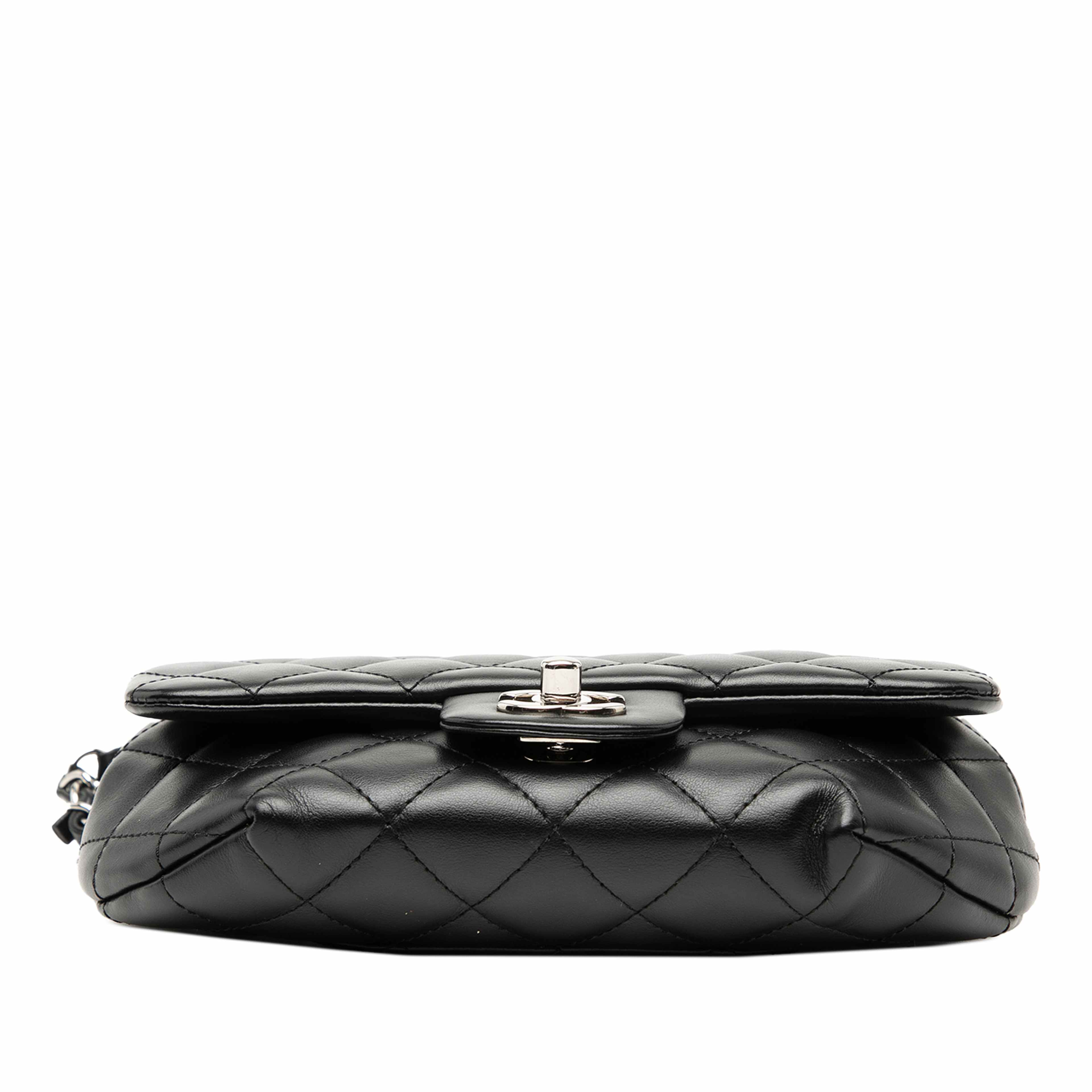 Chanel Cc Quilted Calfskin Uniform Flap Belt Bag, från Luxclusif, i färgen black. Klicka för att öppna bilden i stort format