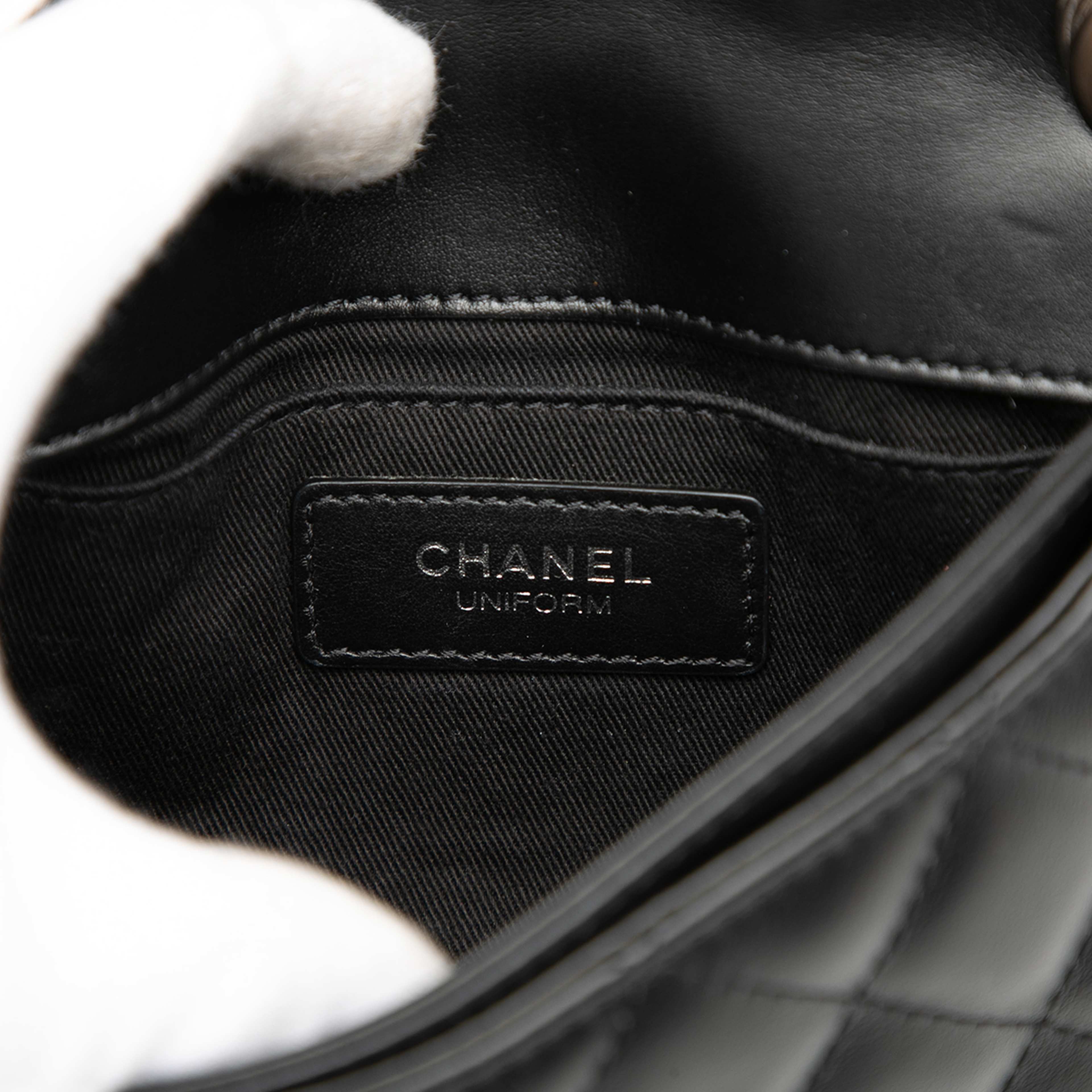 Chanel Cc Quilted Calfskin Uniform Flap Belt Bag, från Luxclusif, i färgen black. Klicka för att öppna bilden i stort format