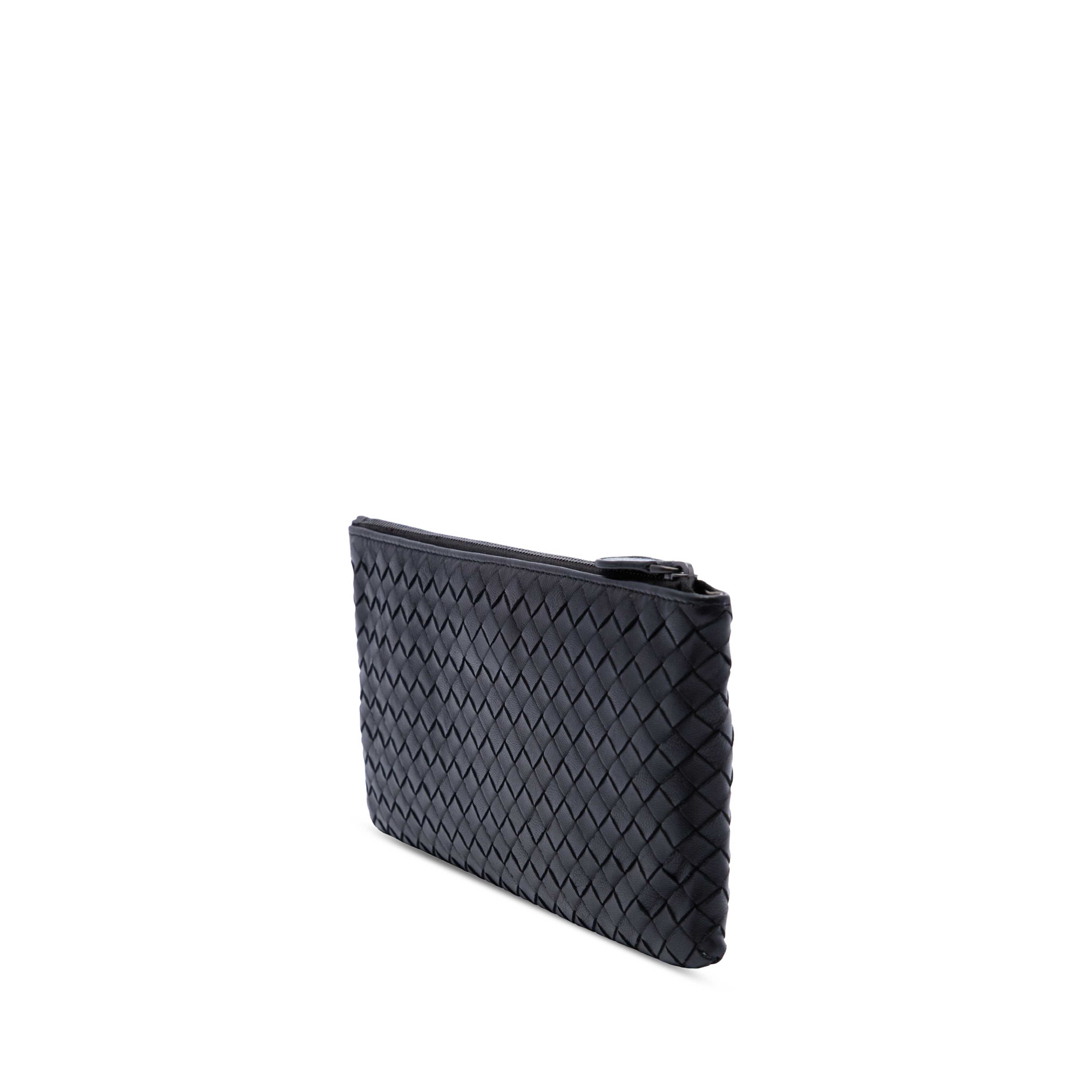Bottega Veneta Nappa Intrecciato Zip Pouch, från Luxclusif, i färgen svart. Klicka för att öppna bilden i stort format