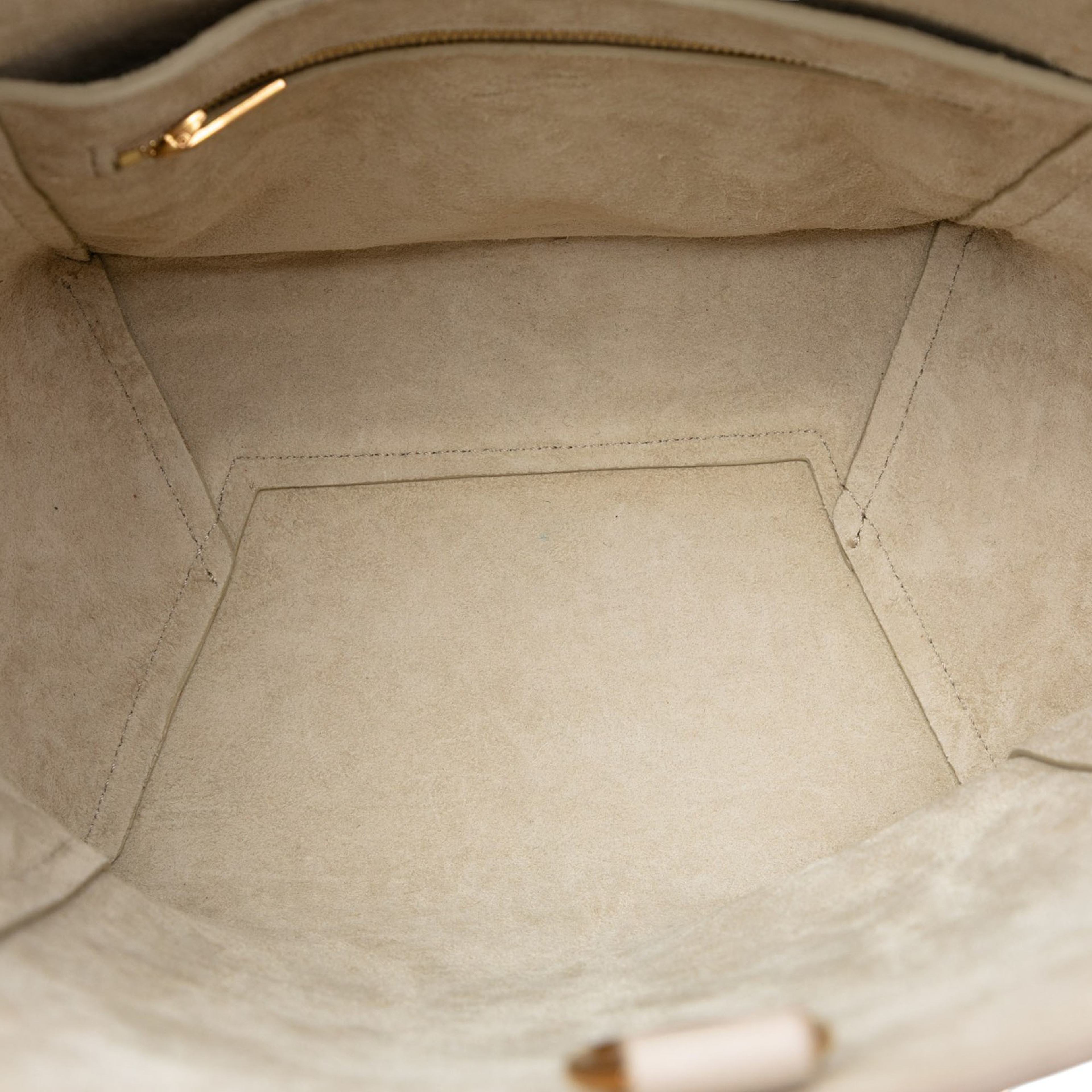 Celine Small Soft Grained Calfskin Seau Sangle Bucket Bag, från Luxclusif, i färgen light beige. Klicka för att öppna bilden i stort format