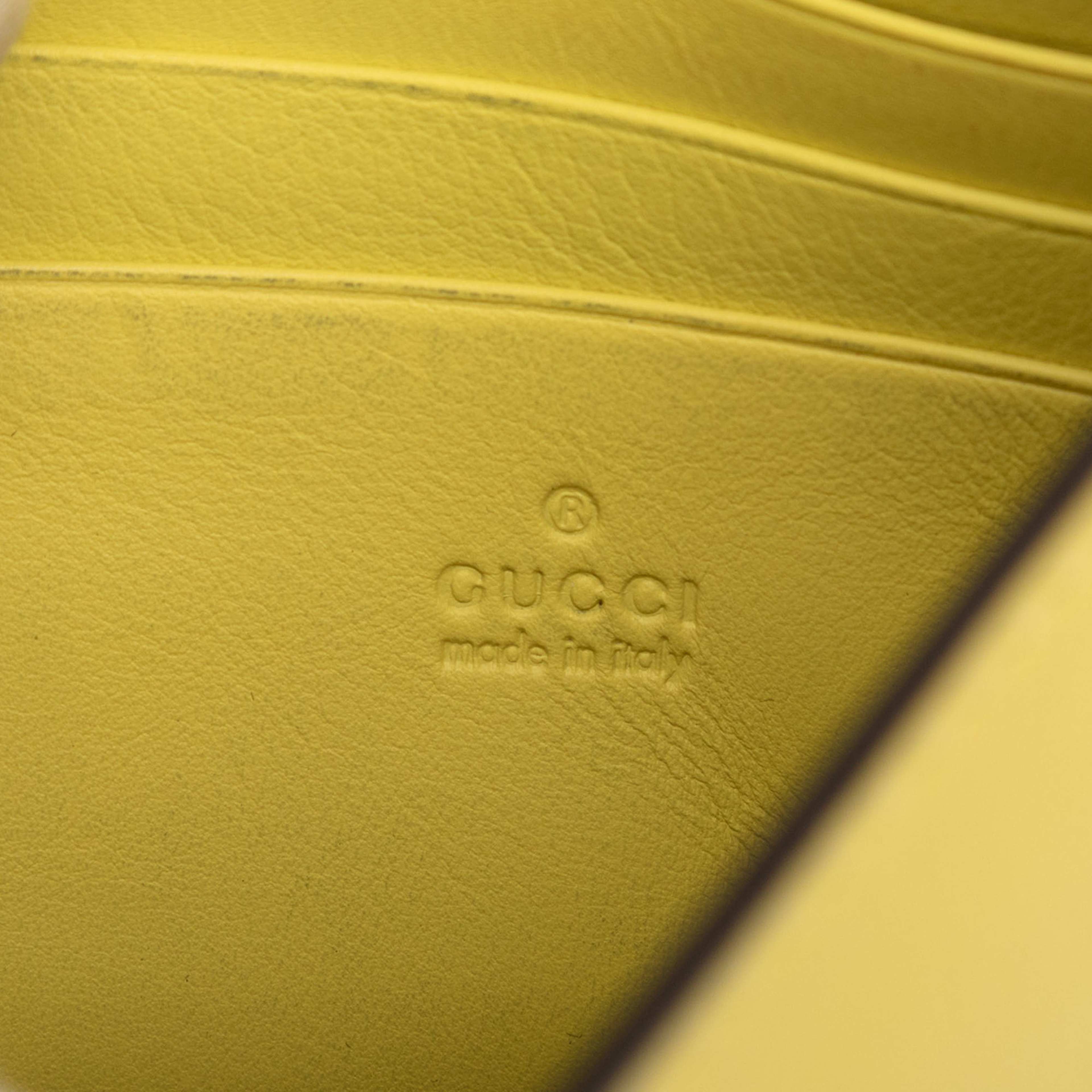 Gucci Calfskin Interlocking G Wallet On Chain, från Luxclusif, i färgen yellow. Klicka för att öppna bilden i stort format