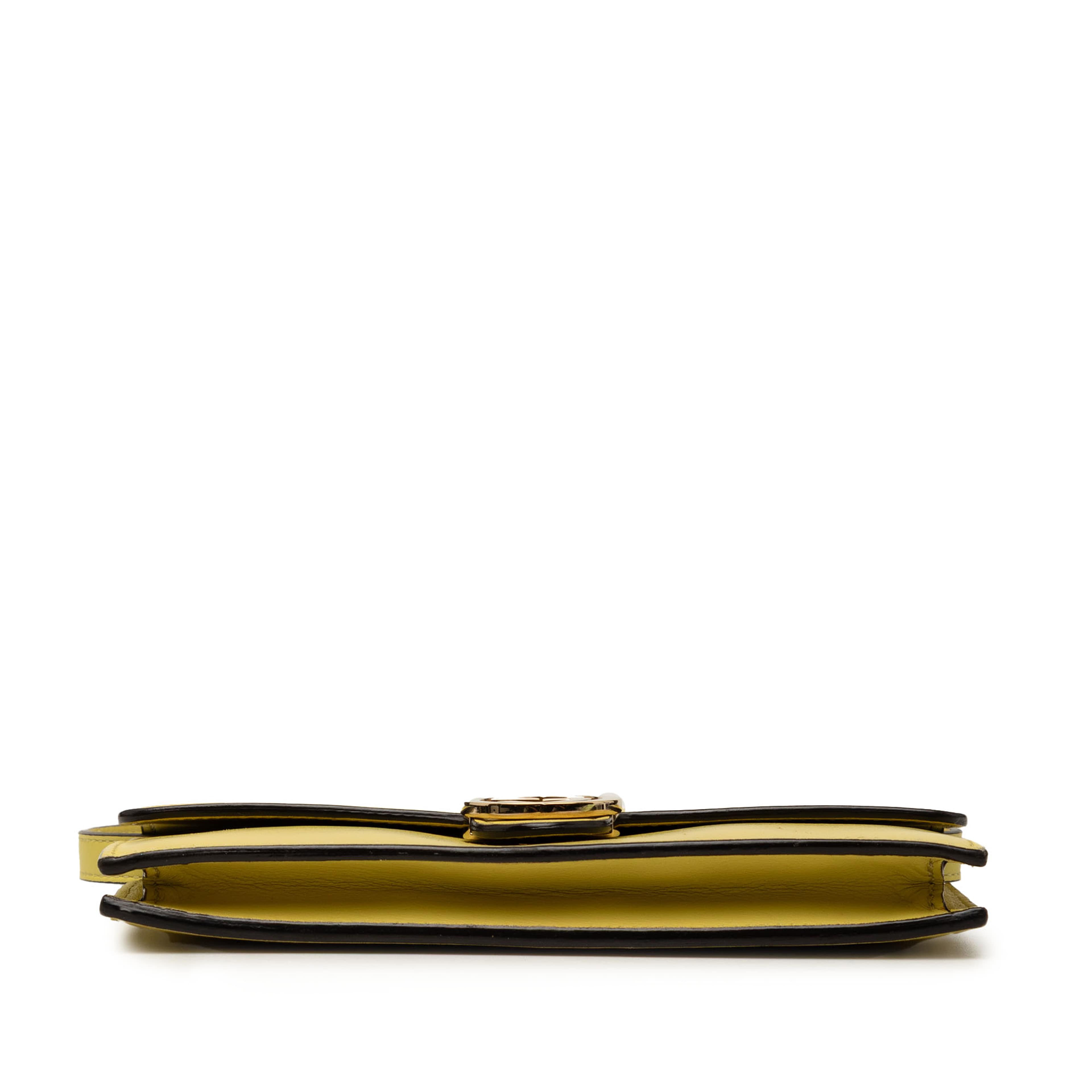 Gucci Calfskin Interlocking G Wallet On Chain, från Luxclusif, i färgen gul. Klicka för att öppna bilden i stort format