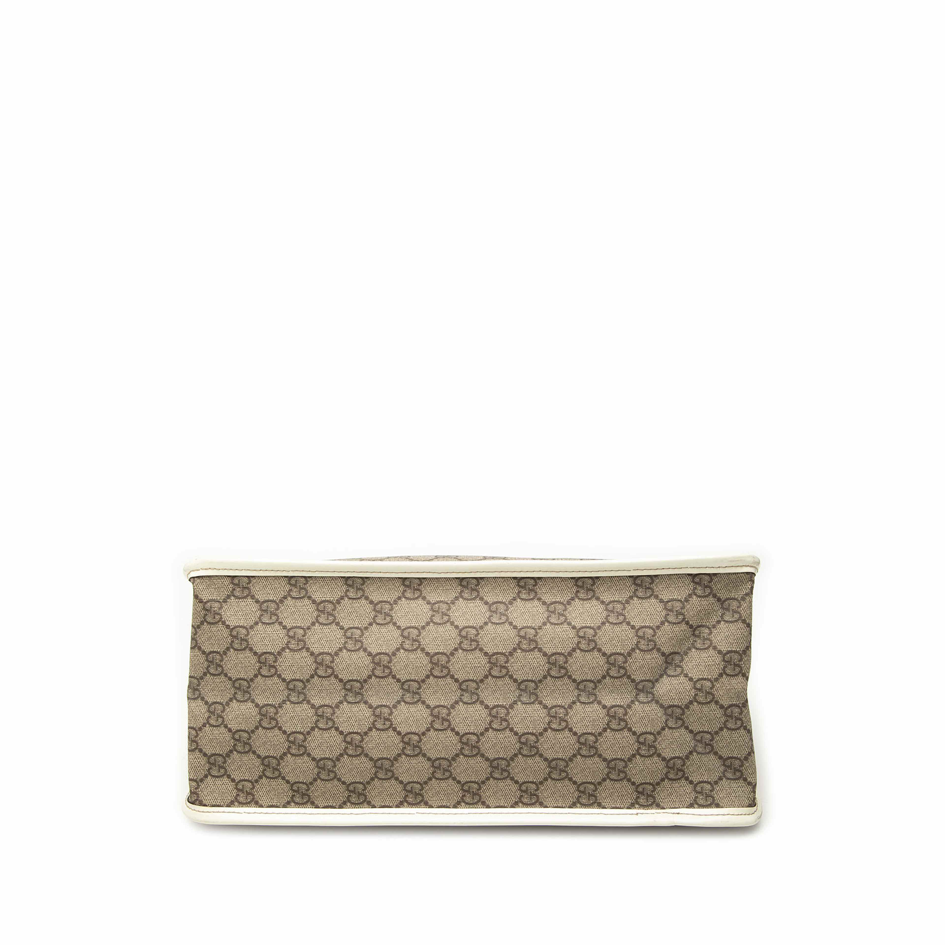 Gucci Gg Supreme Satchel, från Luxclusif, i färgen vit. Klicka för att öppna bilden i stort format