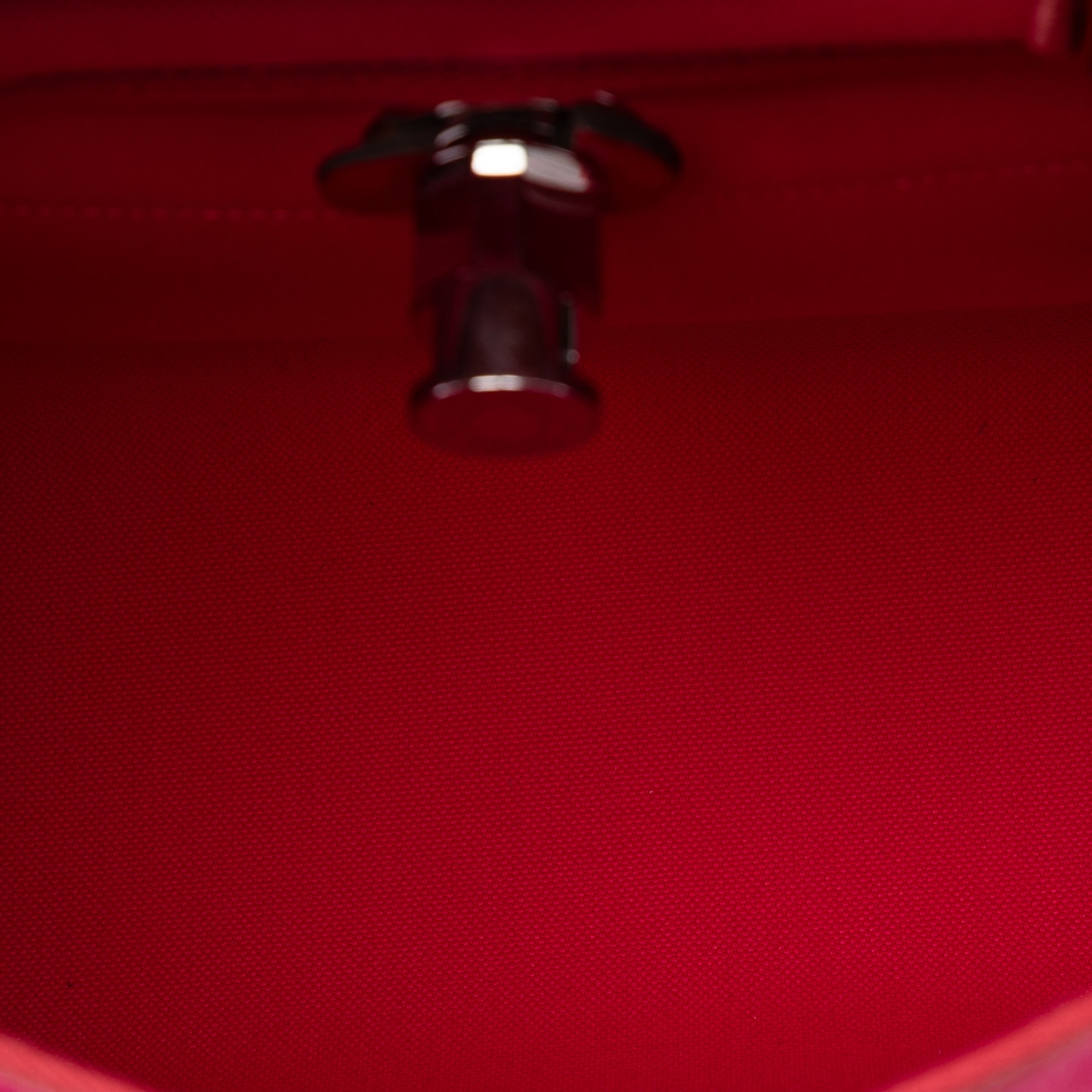 Hermès Toile Herbag Zip 31 Laque, från Luxclusif, i färgen dark pink. Klicka för att öppna bilden i stort format