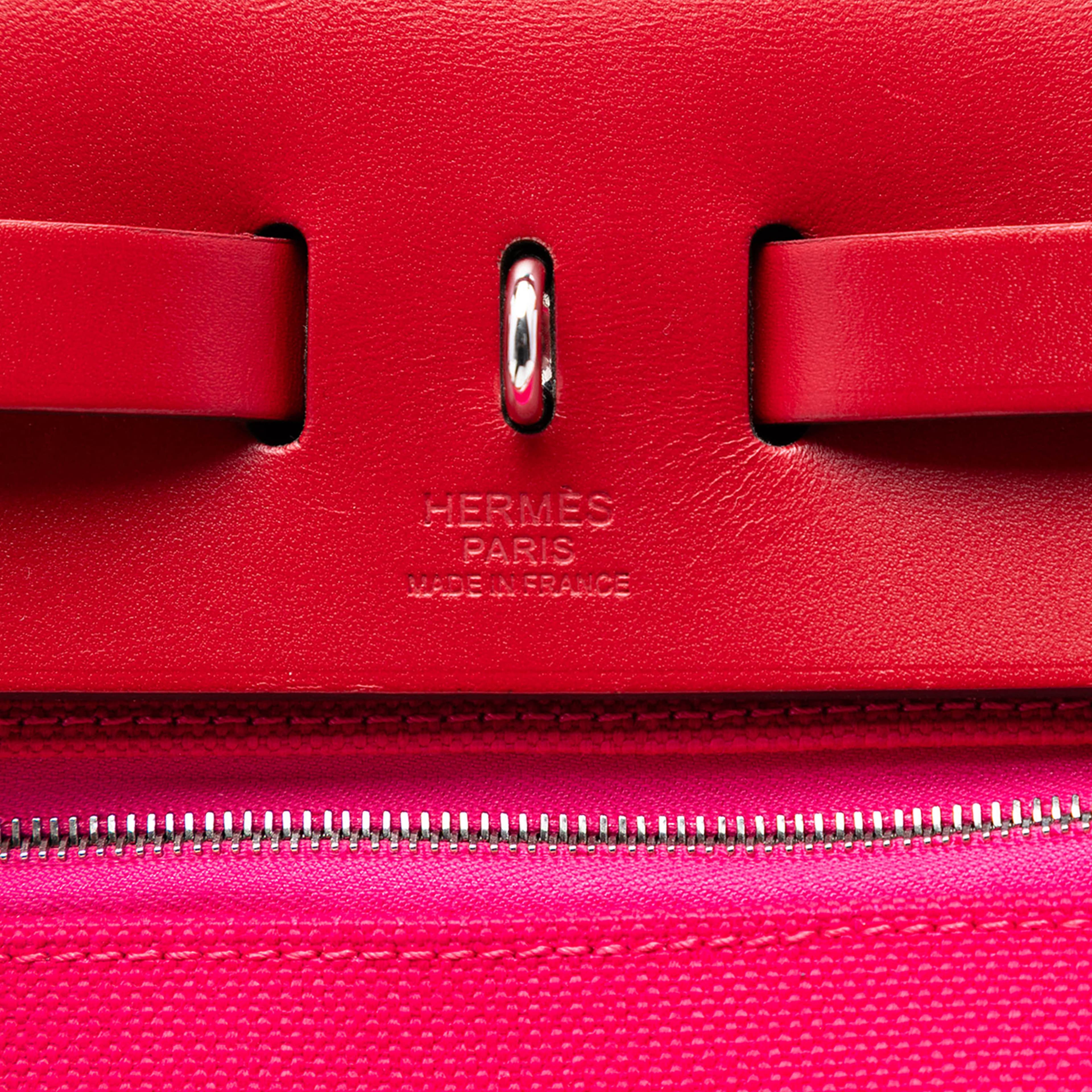 Hermès Toile Herbag Zip 31 Laque, från Luxclusif, i färgen dark pink. Klicka för att öppna bilden i stort format