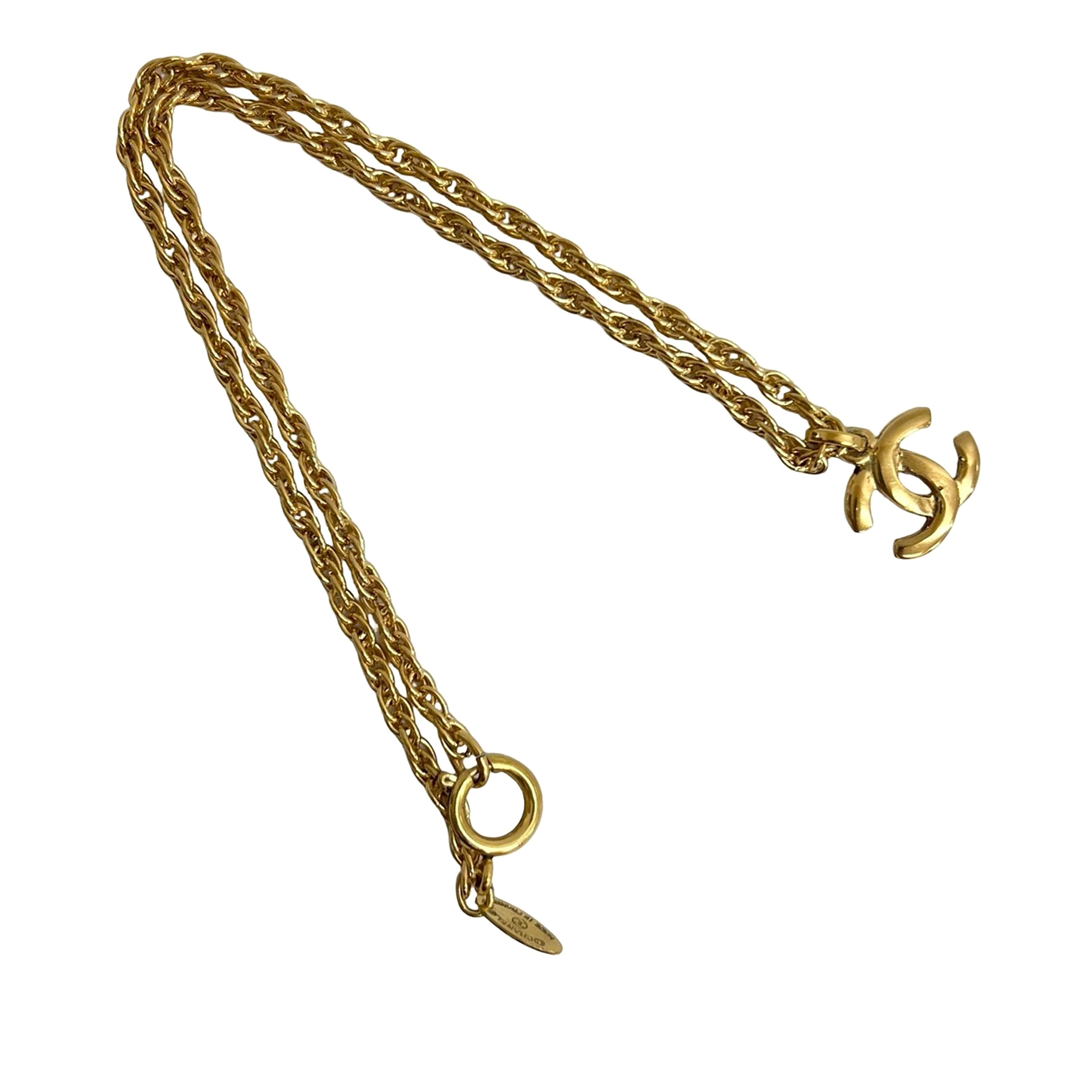 Chanel Cc Gold Plated Pendant Necklace, från Luxclusif, i färgen gold. Klicka för att öppna bilden i stort format