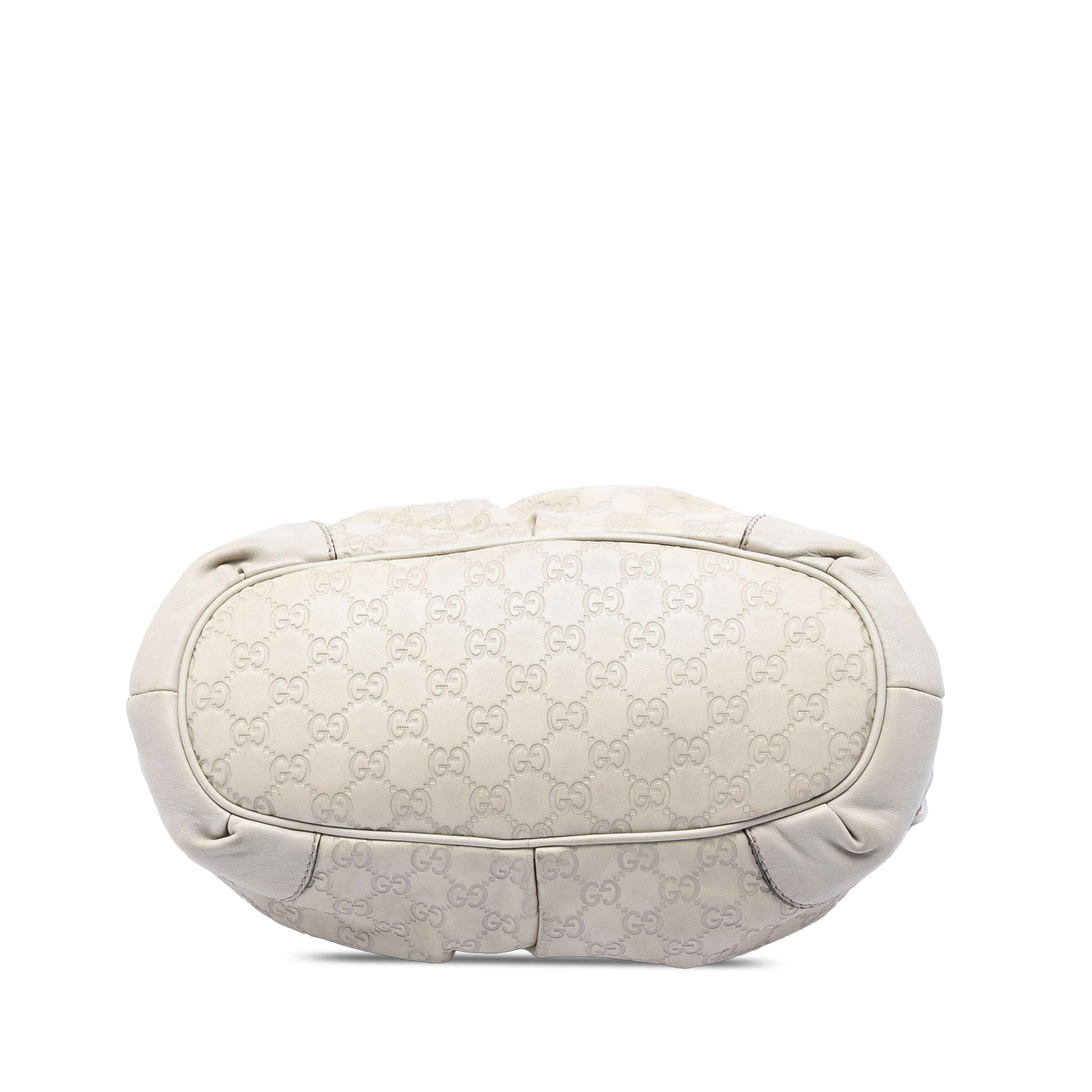 Gucci Guccissima Sukey Satchel, från Luxclusif, i färgen ivory. Klicka för att öppna bilden i stort format