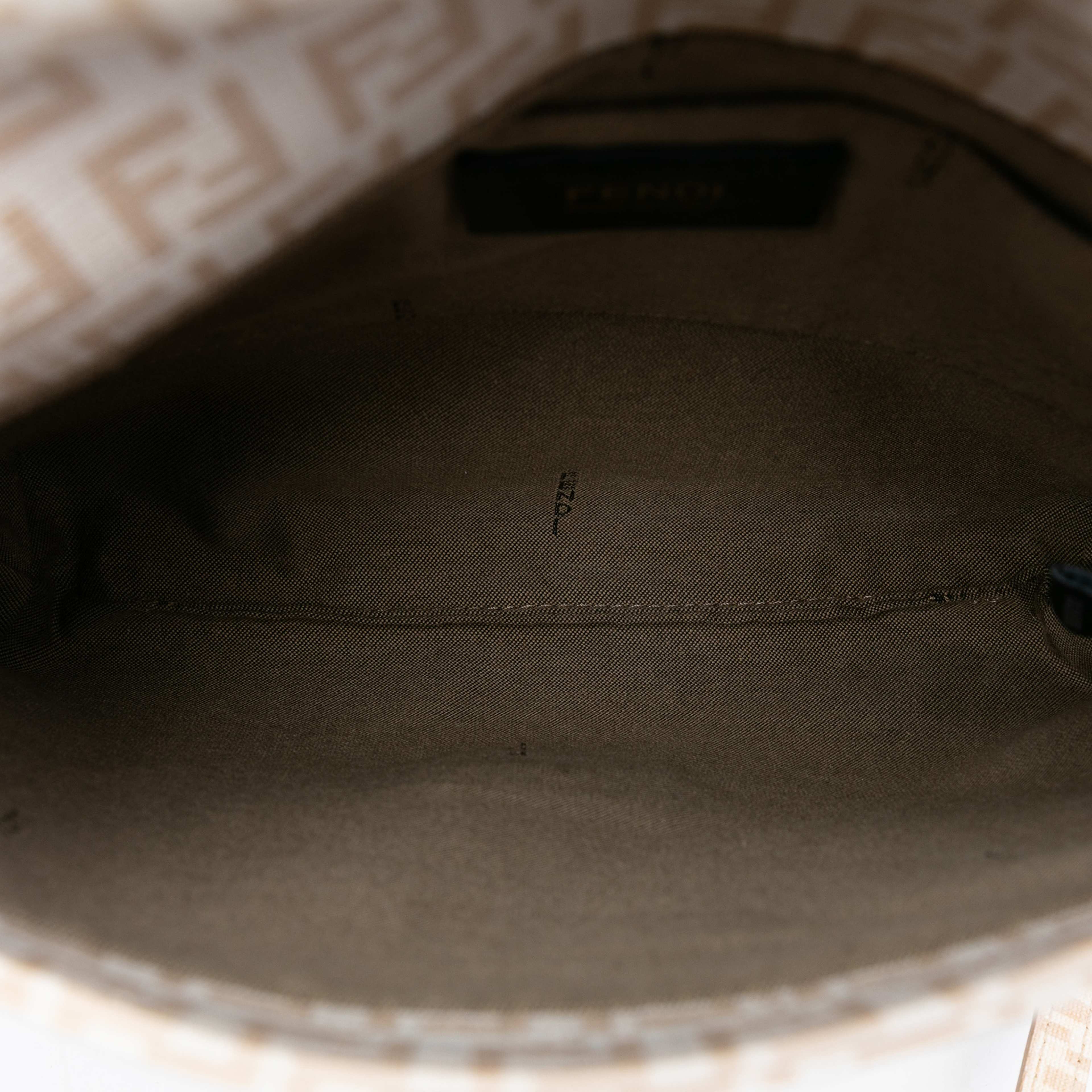 Fendi Zucchino Spalmati Crossbody, från Luxclusif, i färgen light beige. Klicka för att öppna bilden i stort format