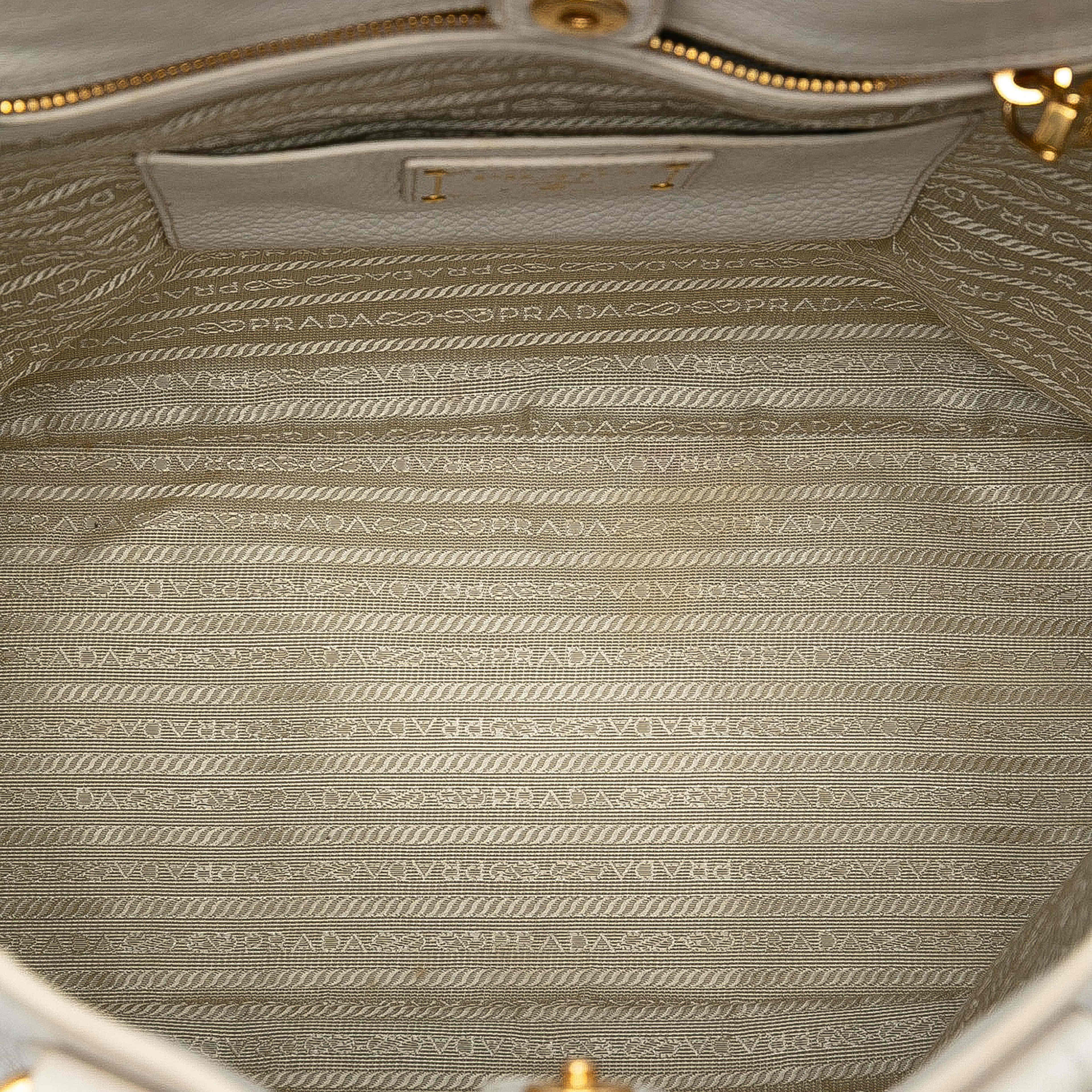 Prada Vitello Daino Open Convertible Tote, från Luxclusif, i färgen white. Klicka för att öppna bilden i stort format