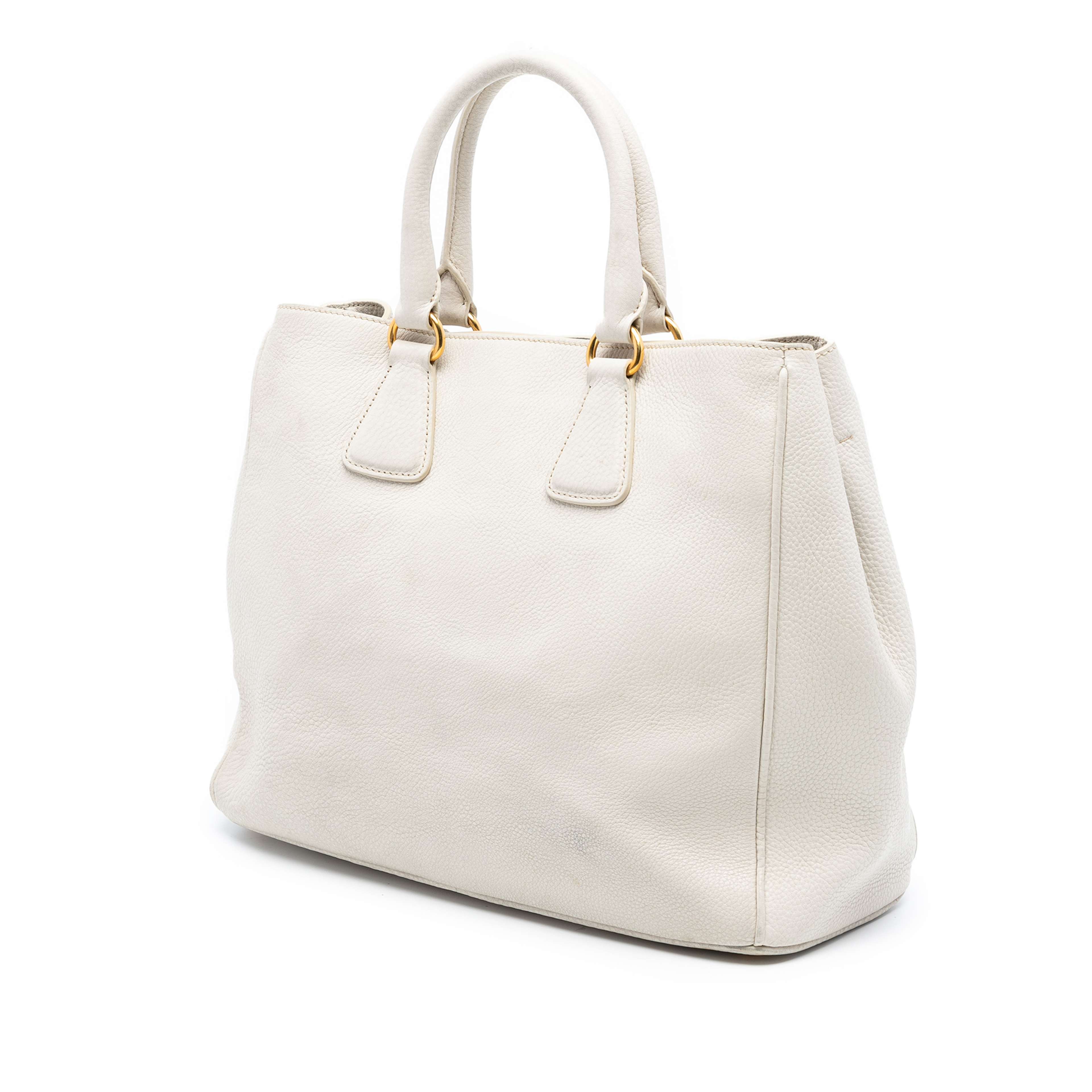 Prada Vitello Daino Open Convertible Tote, från Luxclusif, i färgen white. Klicka för att öppna bilden i stort format