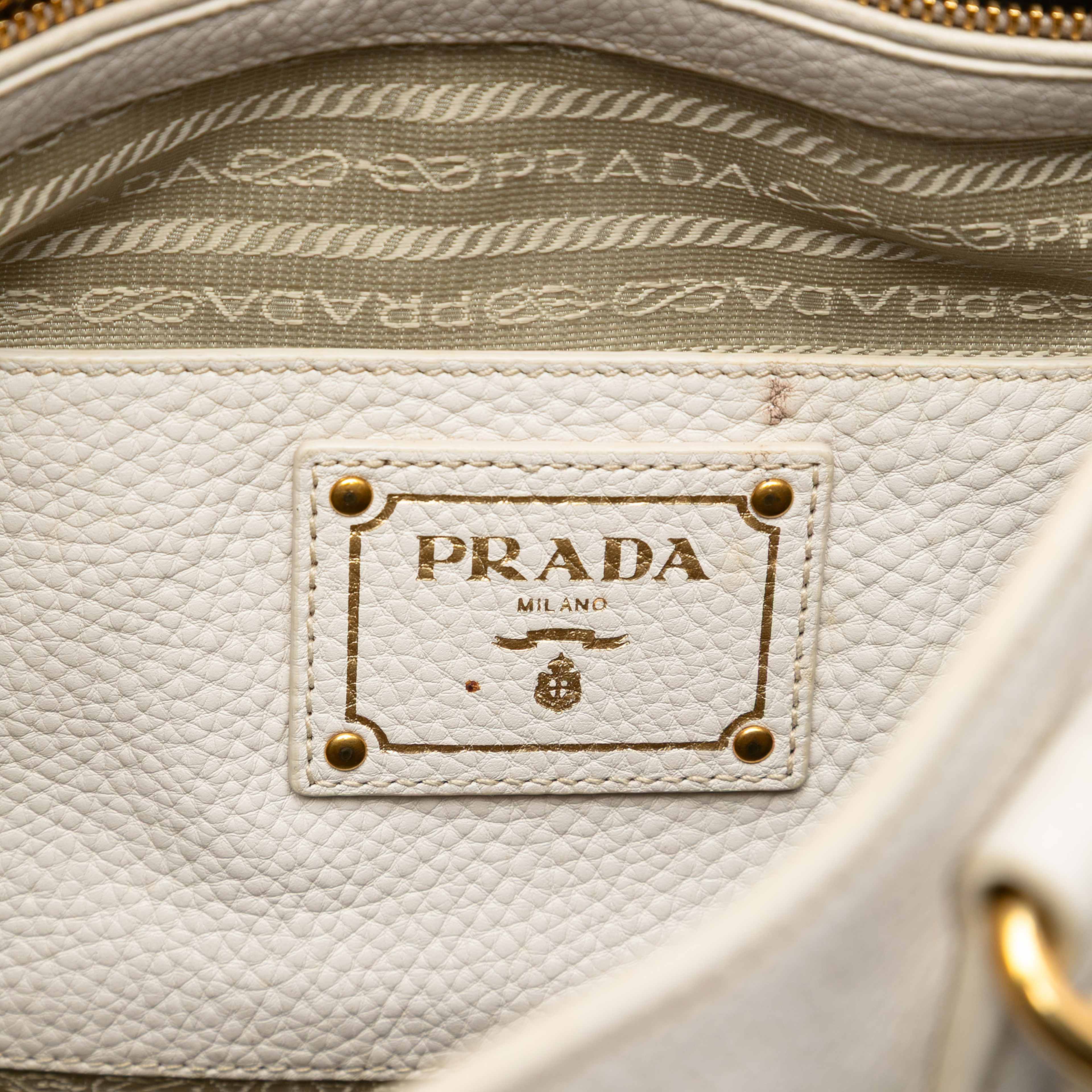 Prada Vitello Daino Open Convertible Tote, från Luxclusif, i färgen white. Klicka för att öppna bilden i stort format