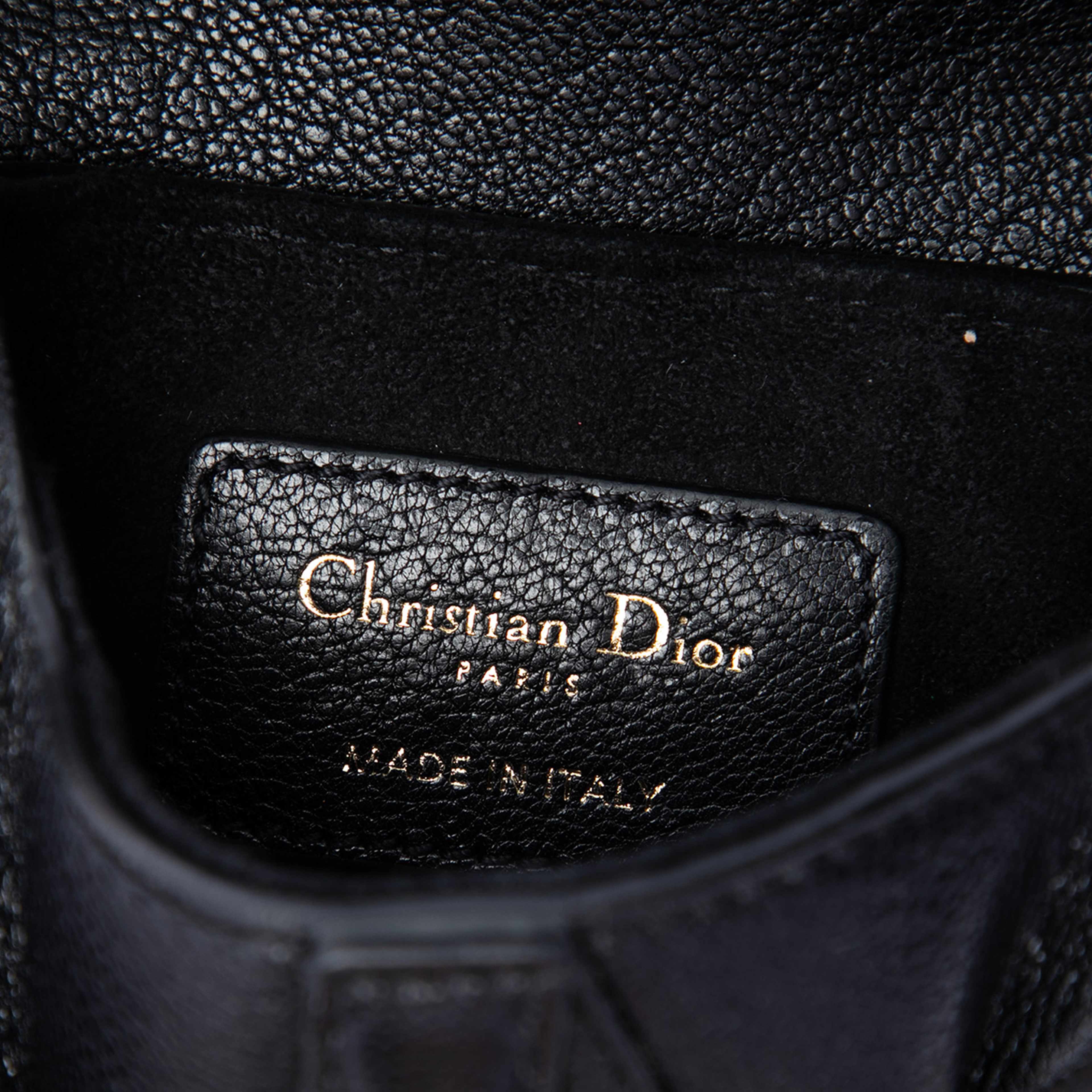 Dior Micro Goatskin Saddle, från Luxclusif, i färgen svart. Klicka för att öppna bilden i stort format