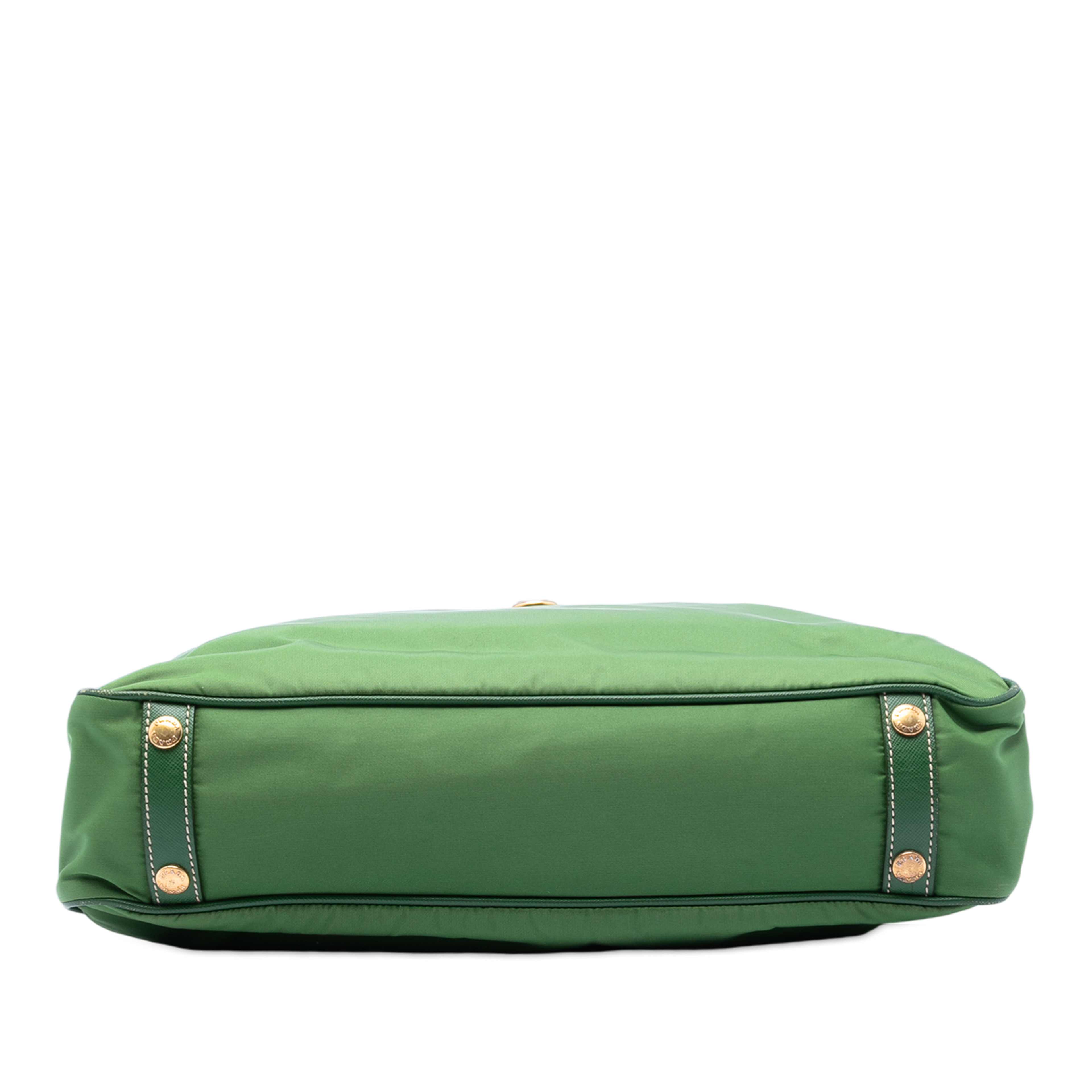 Prada Saffiano Trimmed Tessuto Logo Plate Convertible Tote, från Luxclusif, i färgen green. Klicka för att öppna bilden i stort format
