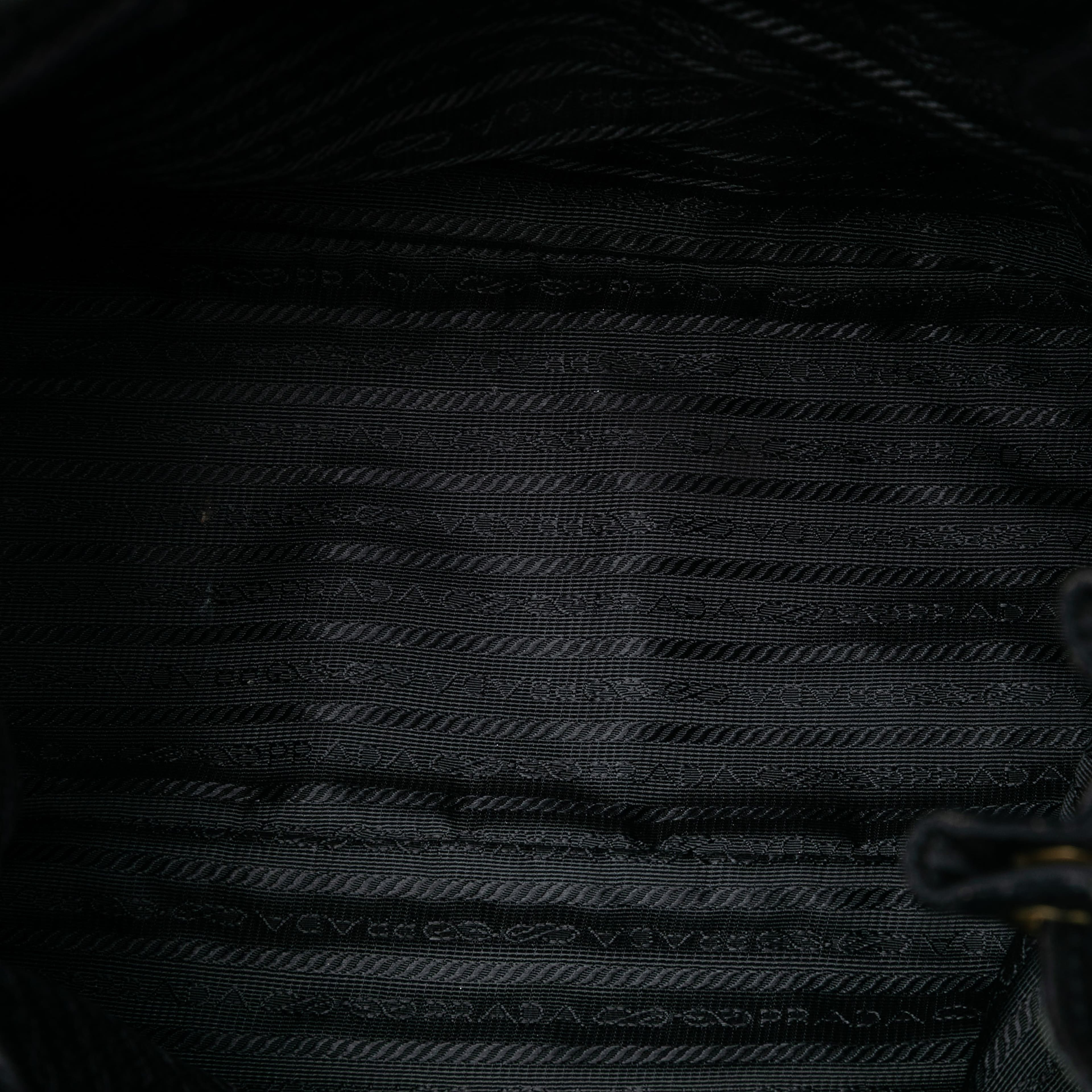 Prada Tessuto Whipstitched Logo Oro Tassel Satchel, från Luxclusif, i färgen black. Klicka för att öppna bilden i stort format