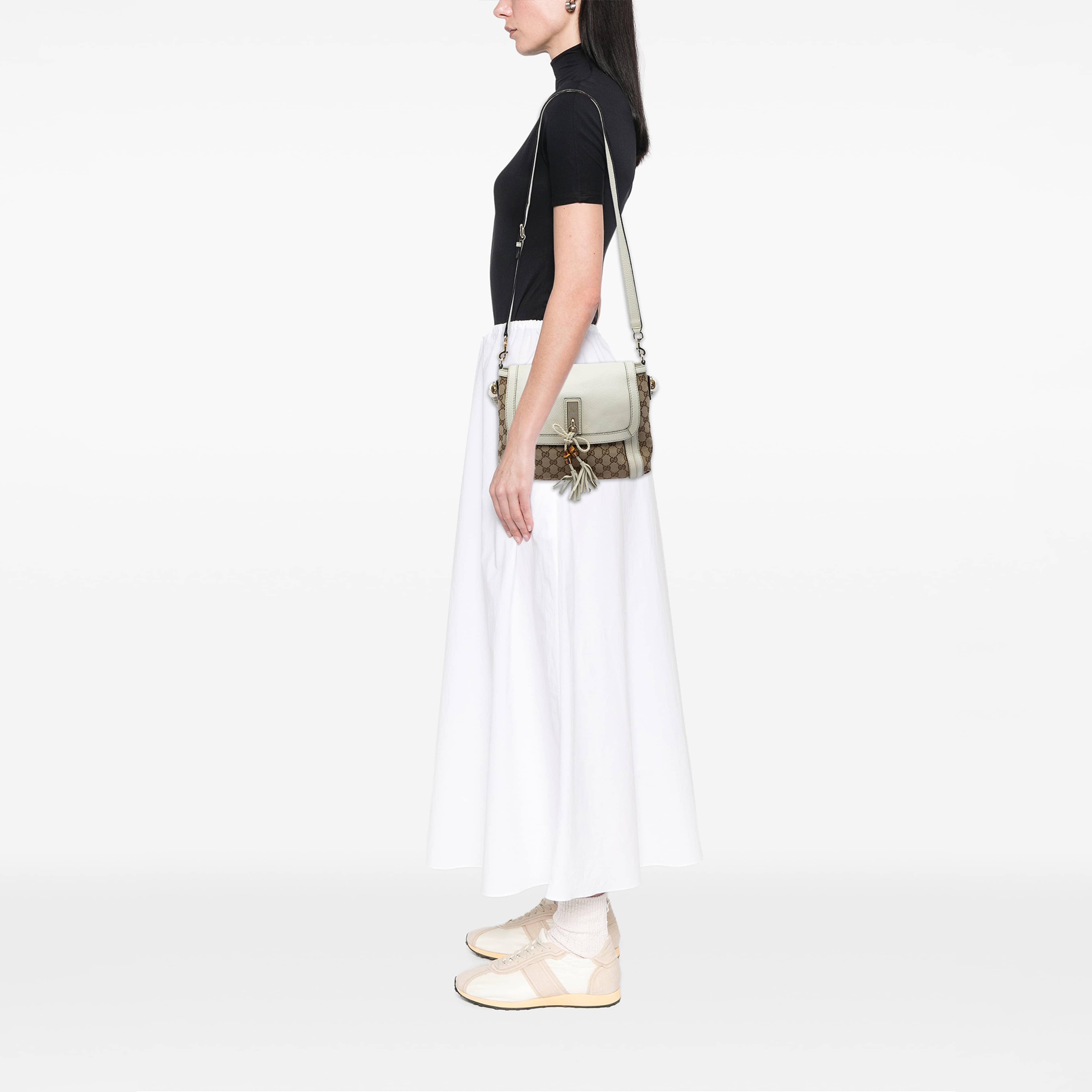 Gucci Gg Canvas Bella Flap Satchel, från Luxclusif, i färgen vit. Klicka för att öppna bilden i stort format