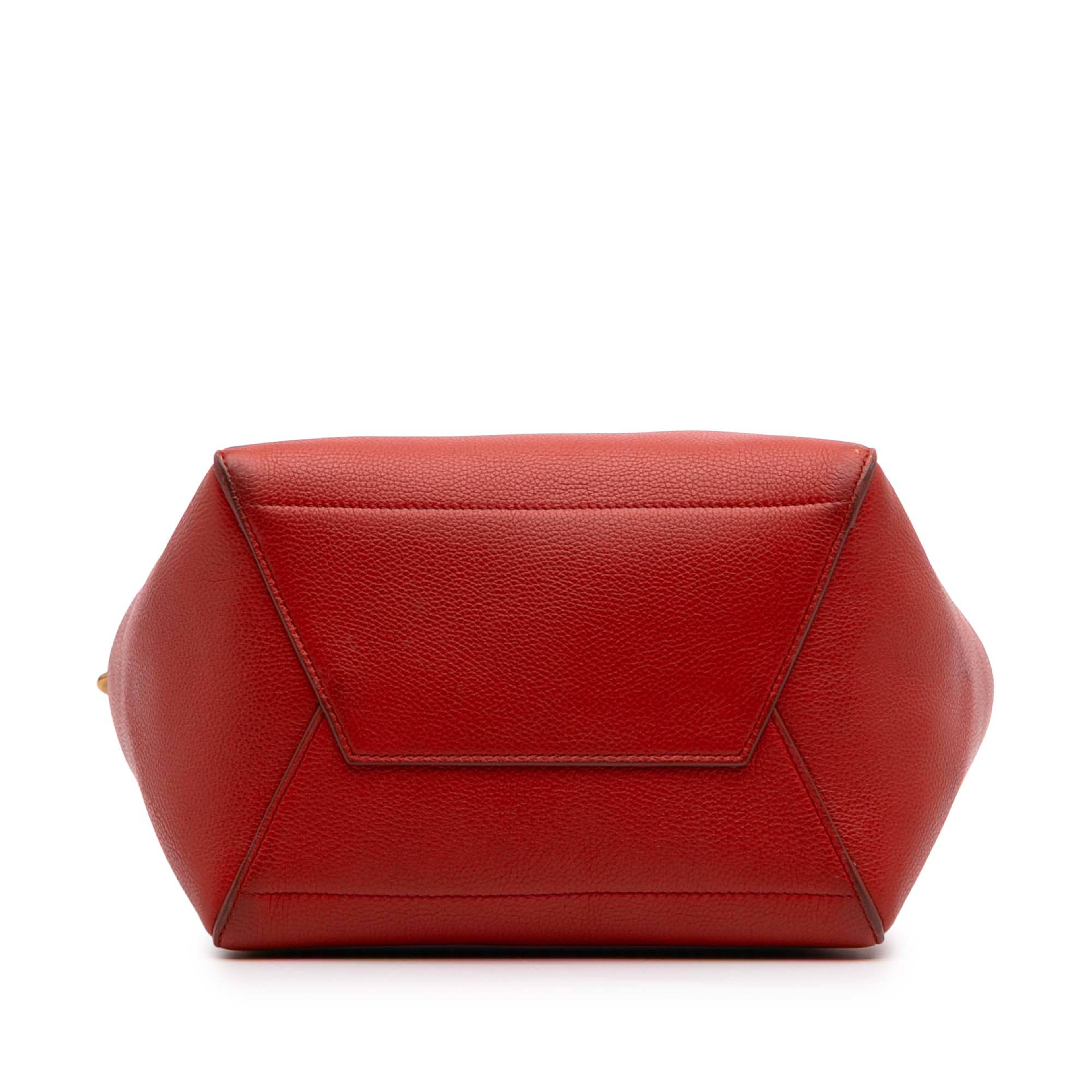 Celine Medium Leather Seau Sangle Bucket Bag, från Luxclusif, i färgen röd. Klicka för att öppna bilden i stort format