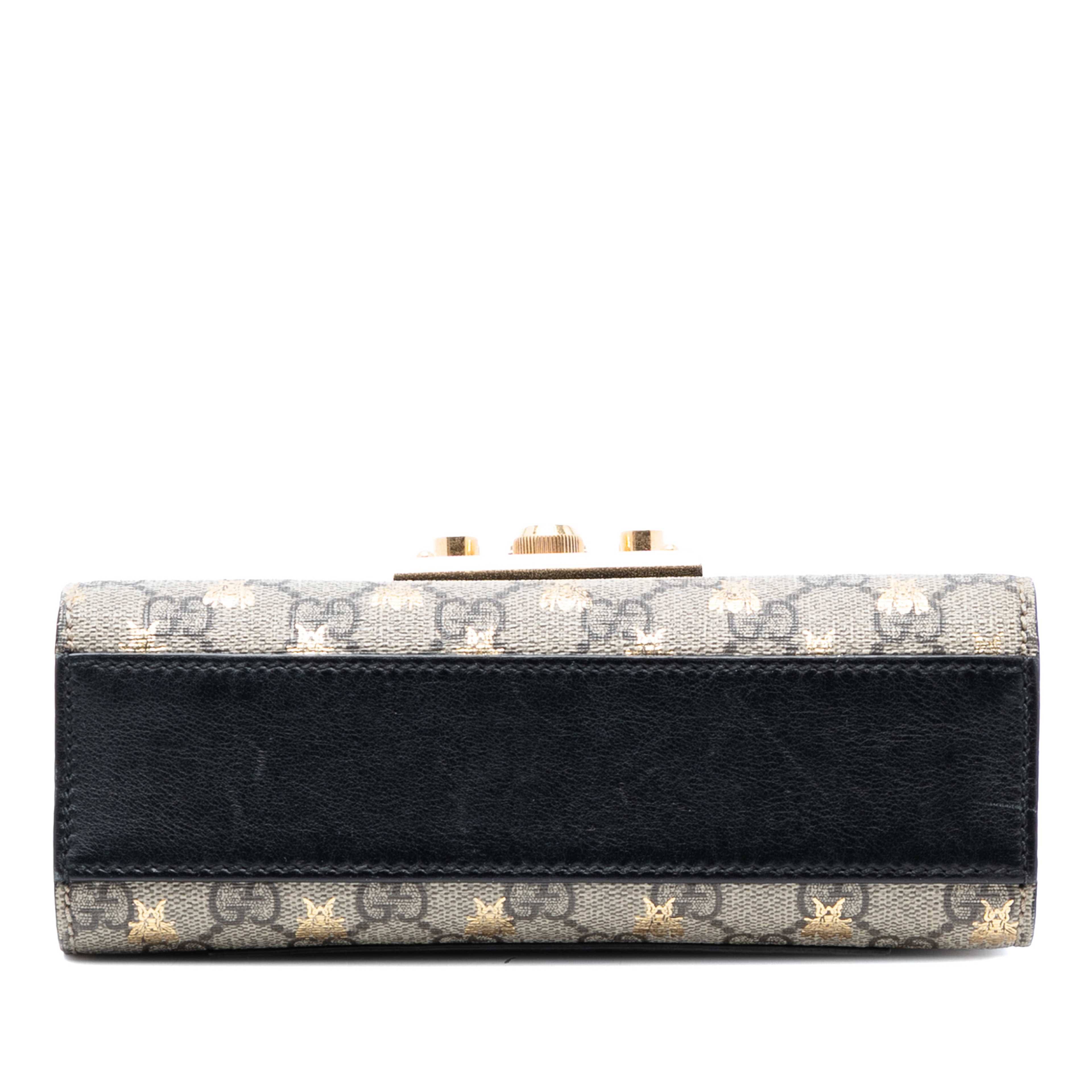 Gucci Small Gg Supreme Bee Padlock Crossbody, från Luxclusif, i färgen beige. Klicka för att öppna bilden i stort format