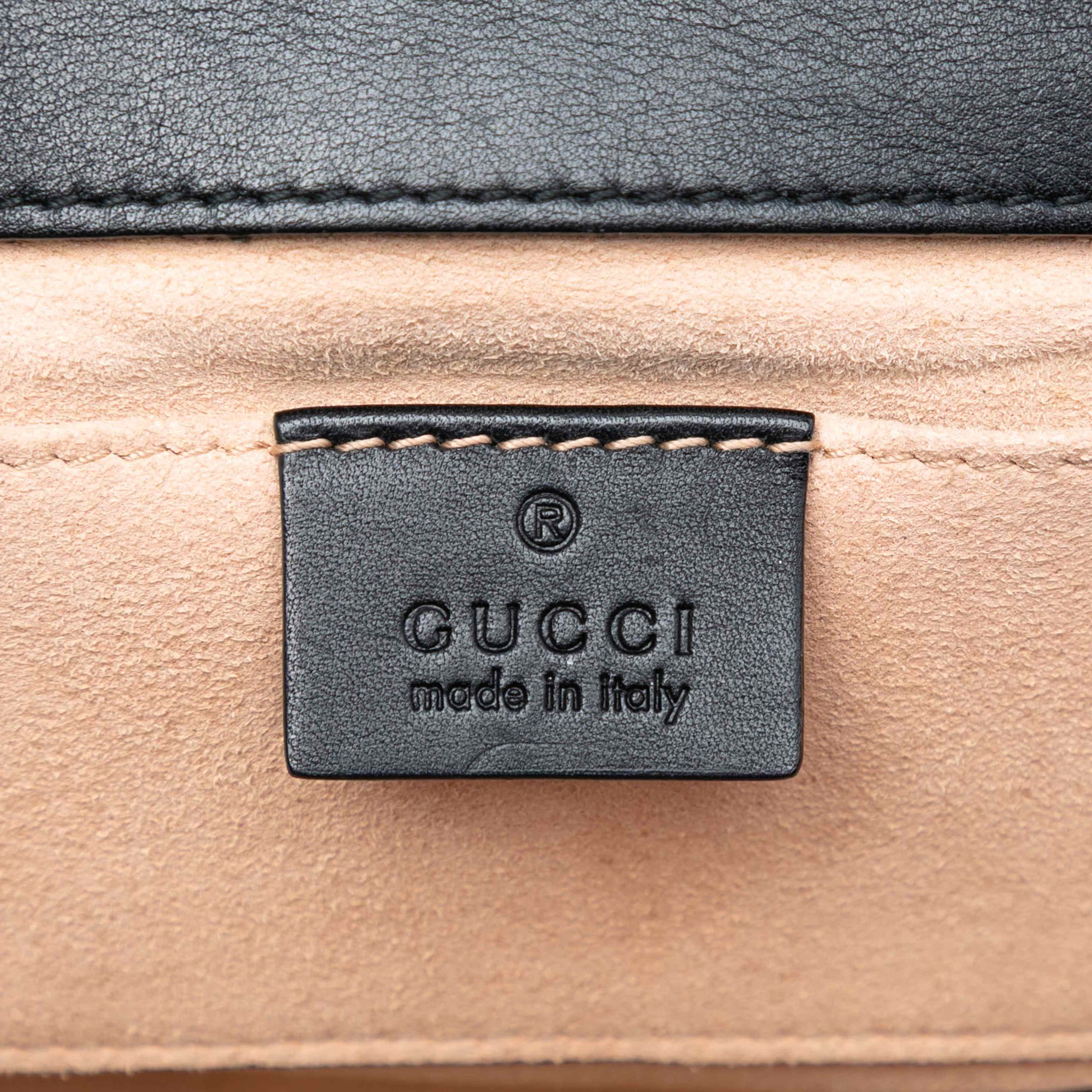 Gucci Small Gg Supreme Bee Padlock Crossbody, från Luxclusif, i färgen beige. Klicka för att öppna bilden i stort format