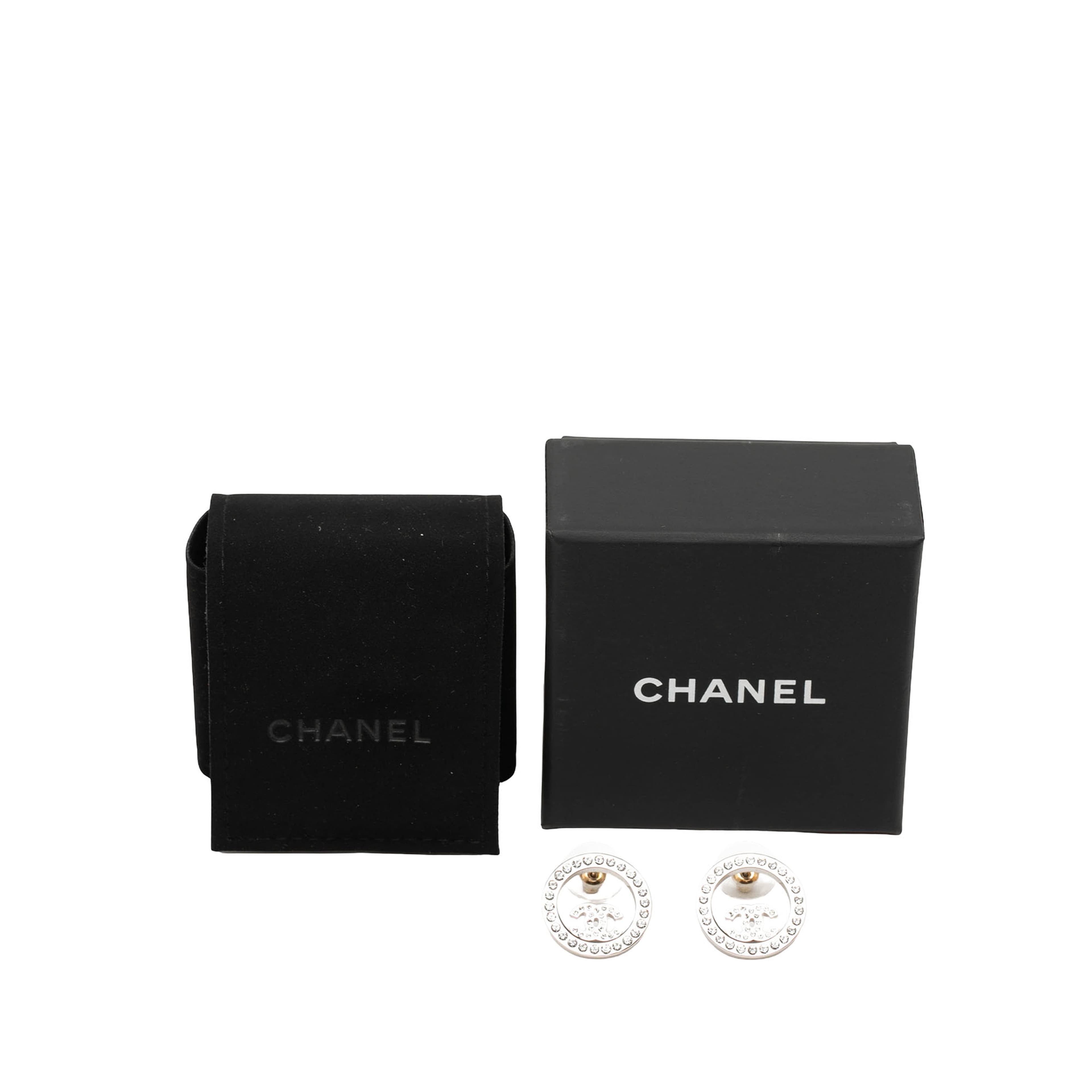 Chanel Cc Brass Strass Push Back Earrings, från Luxclusif, i färgen silver. Klicka för att öppna bilden i stort format