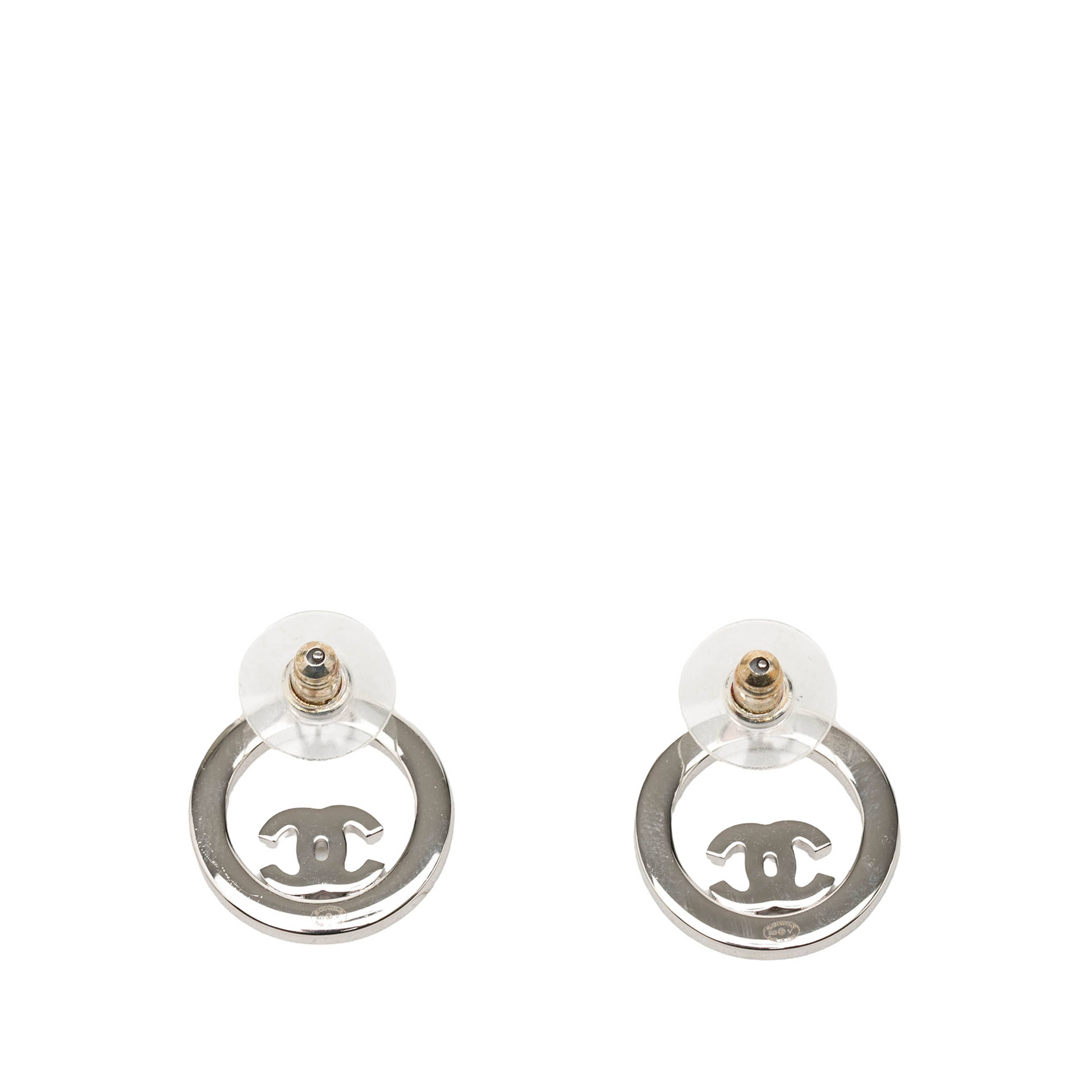 Chanel Cc Brass Strass Push Back Earrings, från Luxclusif, i färgen silver. Klicka för att öppna bilden i stort format