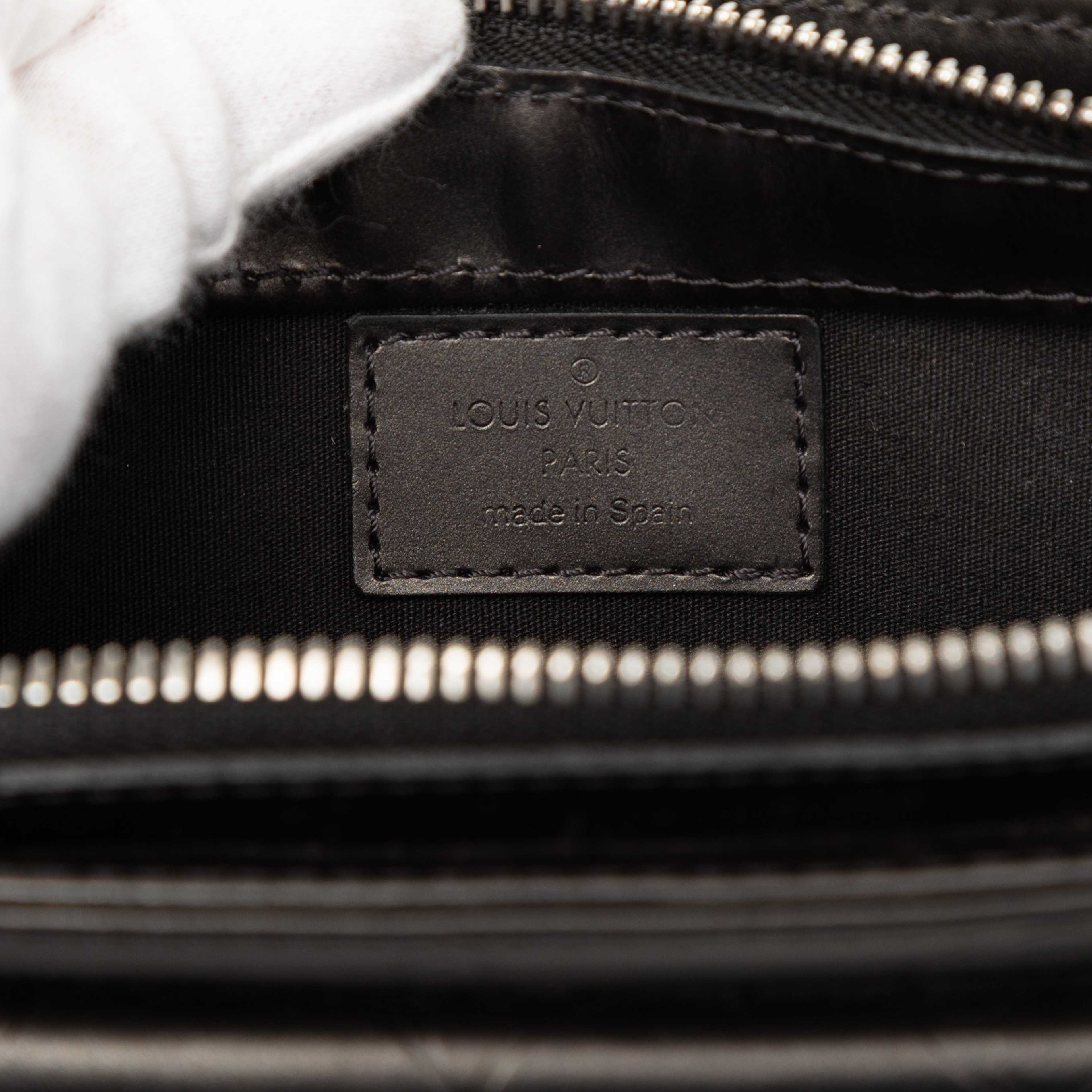 Louis Vuitton Monogram Mat Alston, från Luxclusif, i färgen dark gray. Klicka för att öppna bilden i stort format