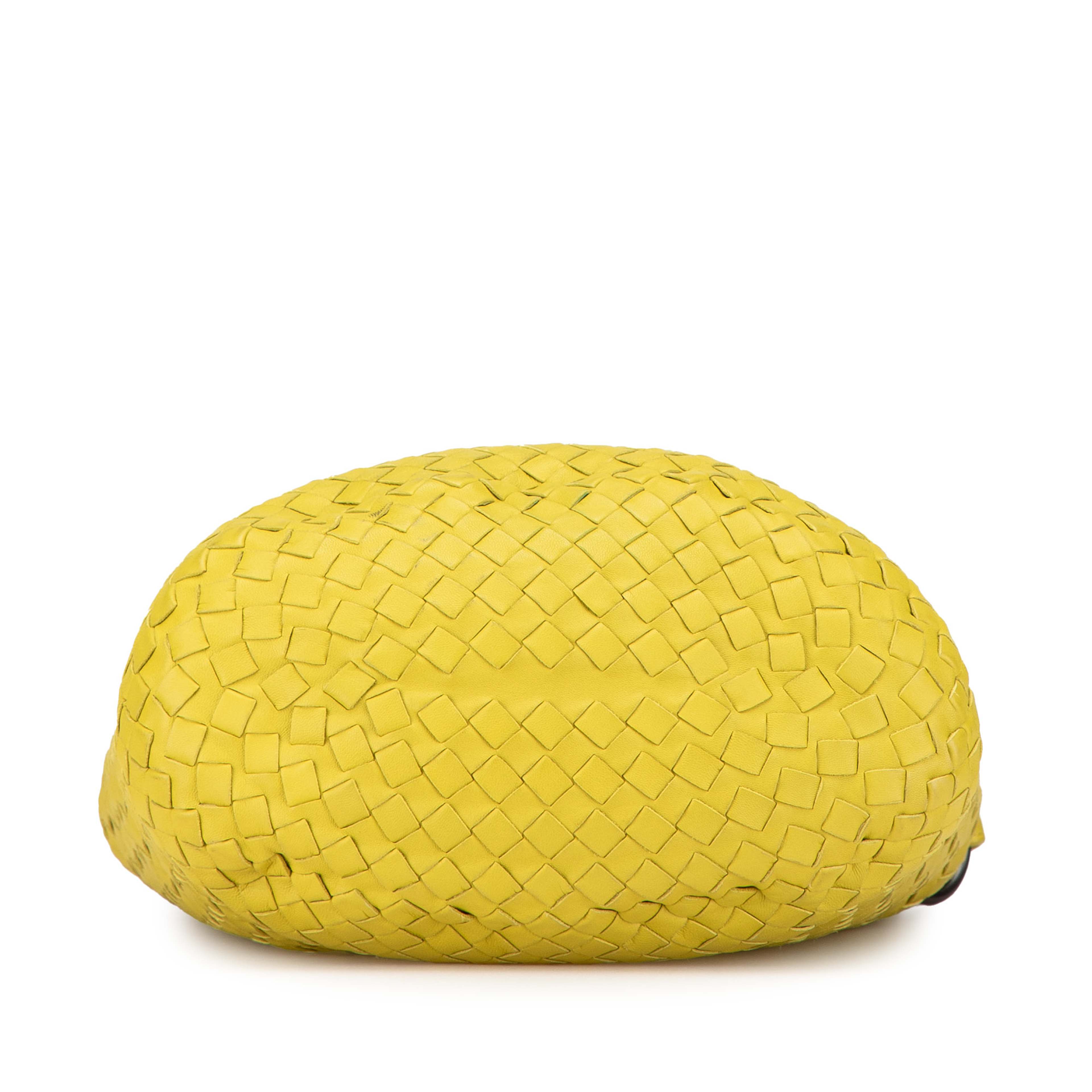 Bottega Veneta Nappa Intrecciato Bucket Bag, från Luxclusif, i färgen yellow. Klicka för att öppna bilden i stort format
