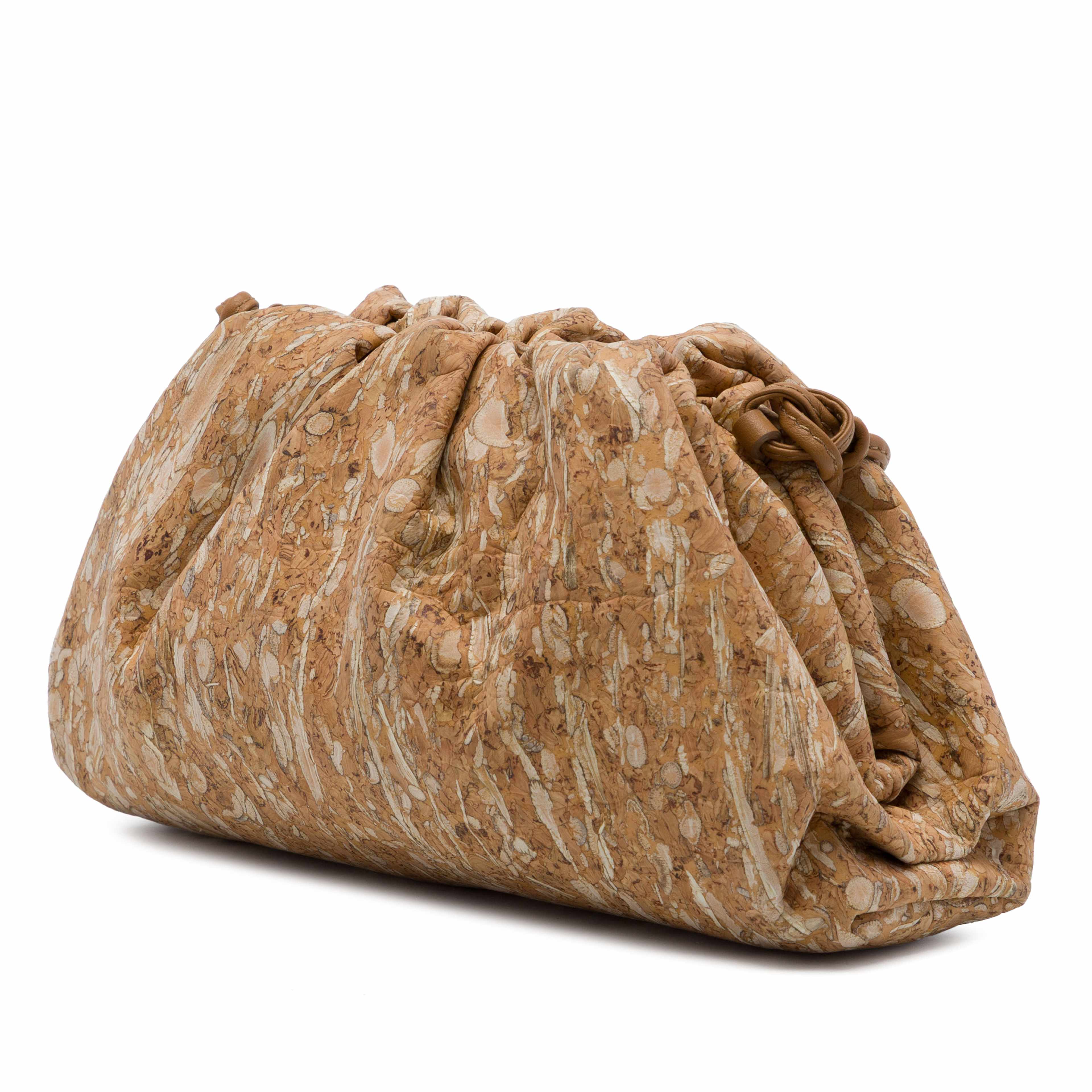 Bottega Veneta Cork The Mini Pouch Crossbody, från Luxclusif, i färgen brun. Klicka för att öppna bilden i stort format