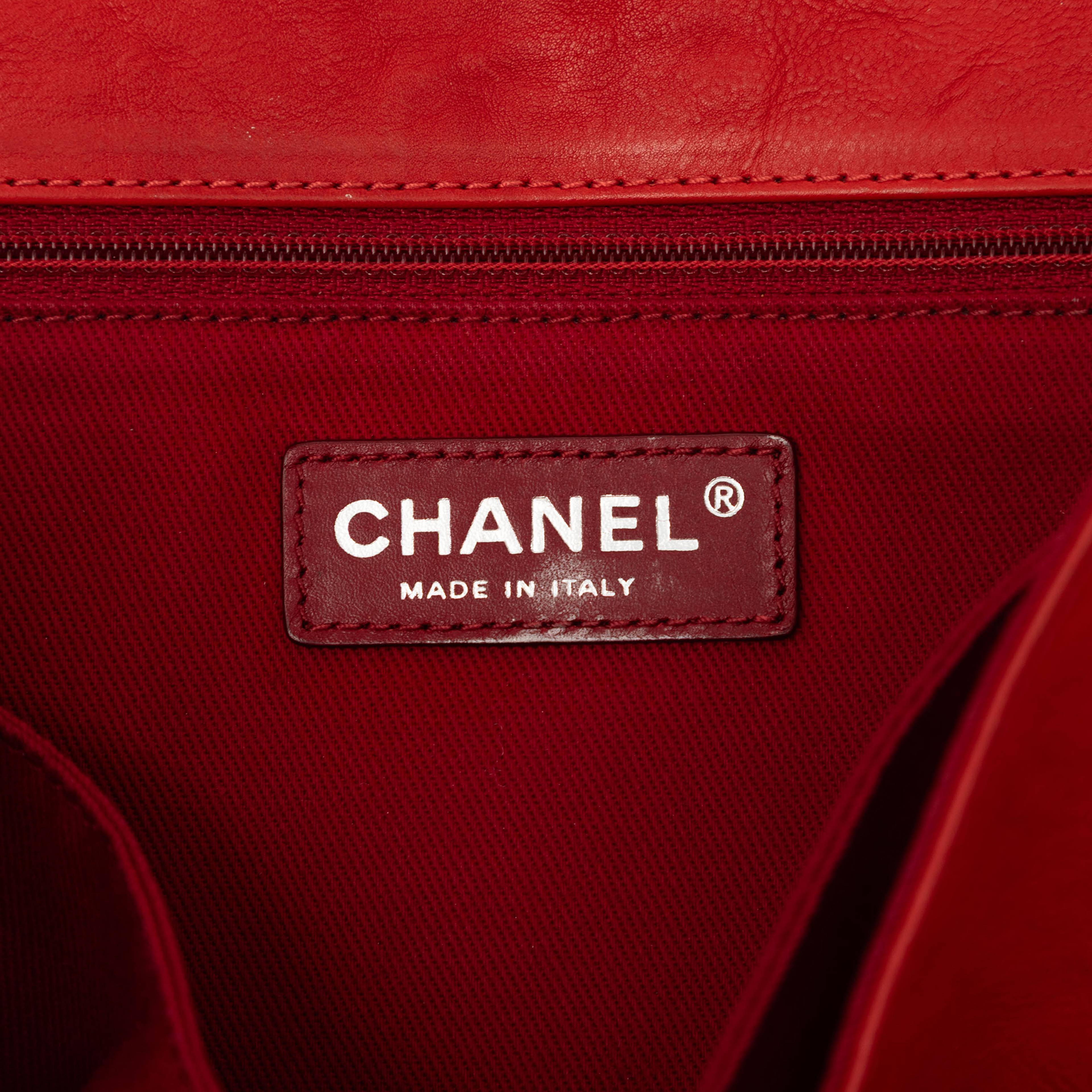 Chanel Medium Grained Calfskin Natural Beauty Flap, från Luxclusif, i färgen red. Klicka för att öppna bilden i stort format