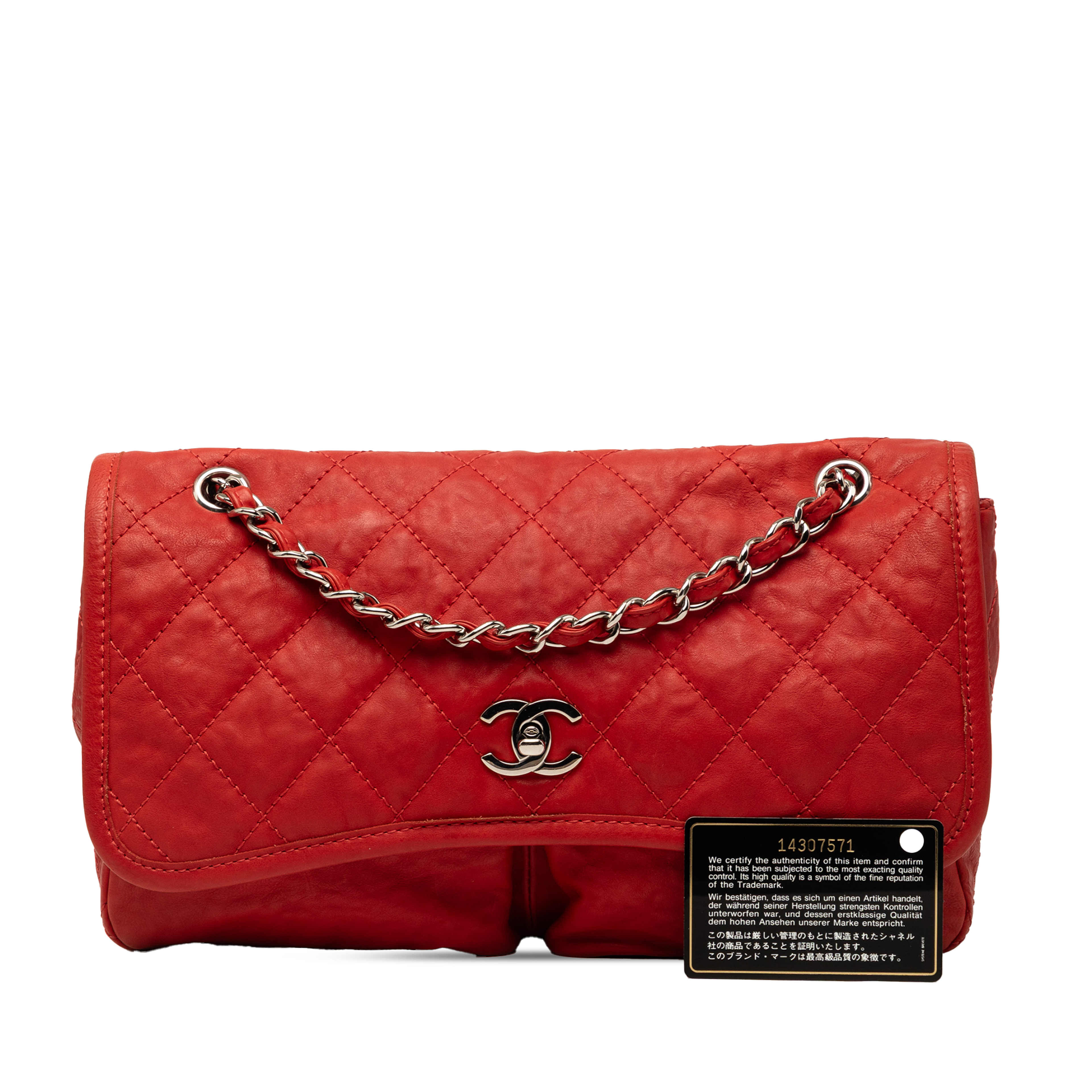 Chanel Medium Grained Calfskin Natural Beauty Flap, från Luxclusif, i färgen röd. Klicka för att öppna bilden i stort format